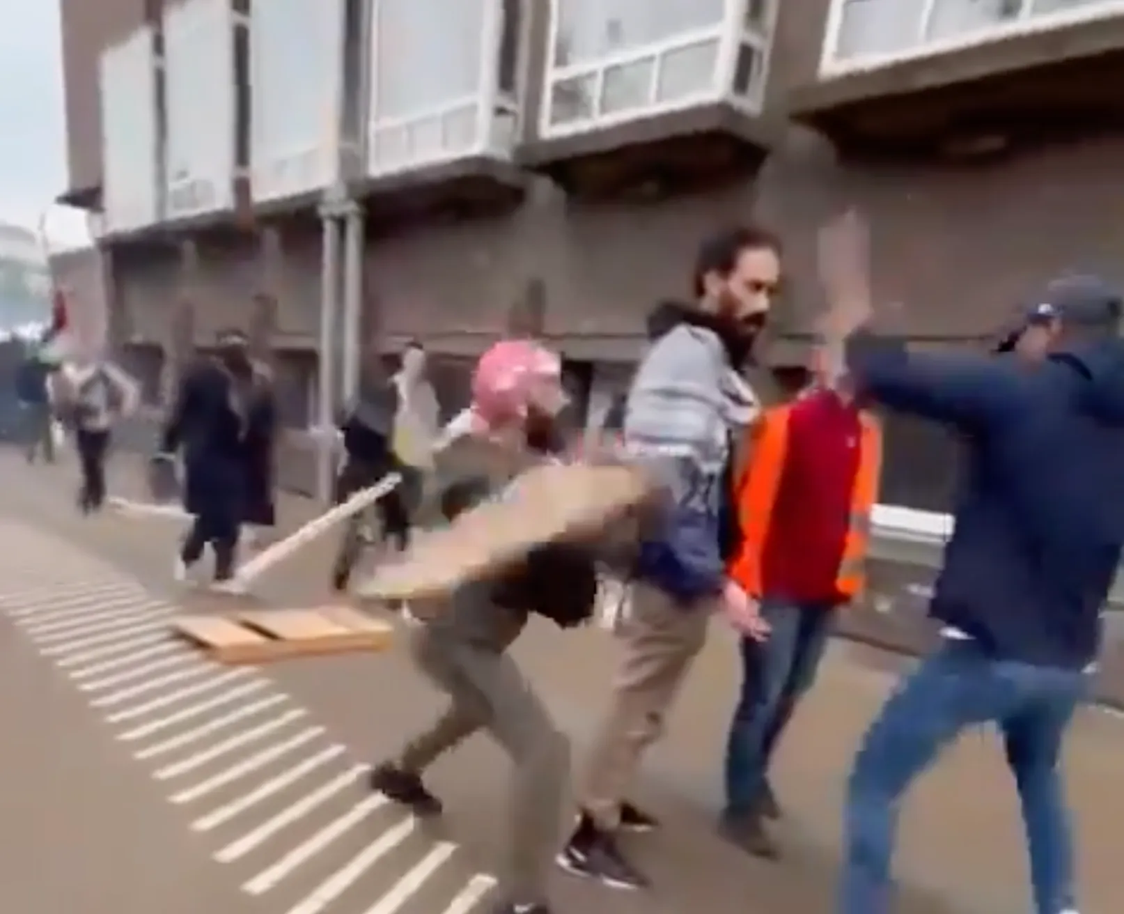 Beelden! Chaos bij UvA! Politie ontruimt pro-Palestijnen kamp, geweld, vuurwerk, RUZIE