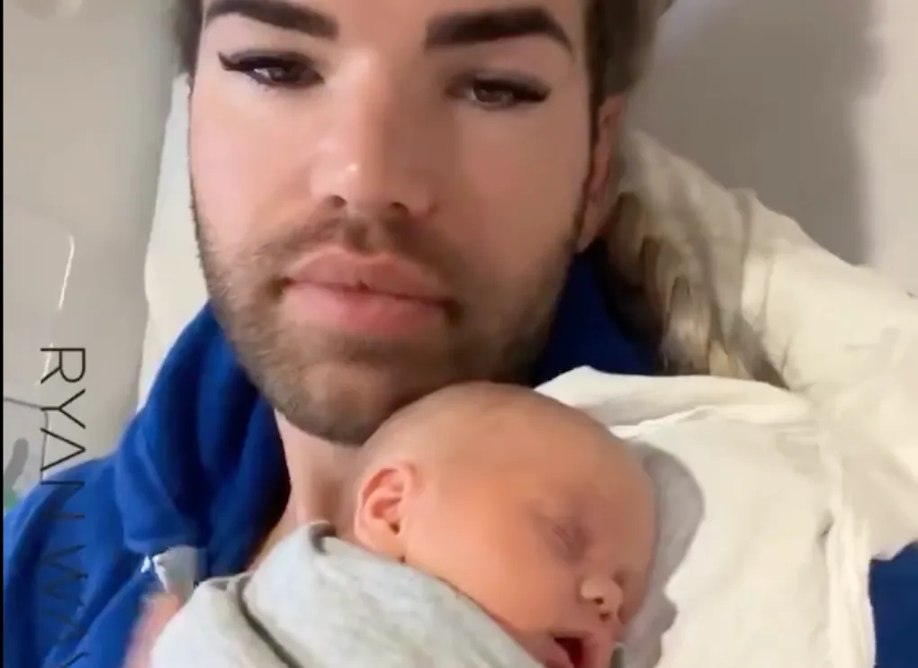 "Vreselijk! Kindermishandeling!" Beelden van 'transgender' die 'baby adopteert' gaan viraal