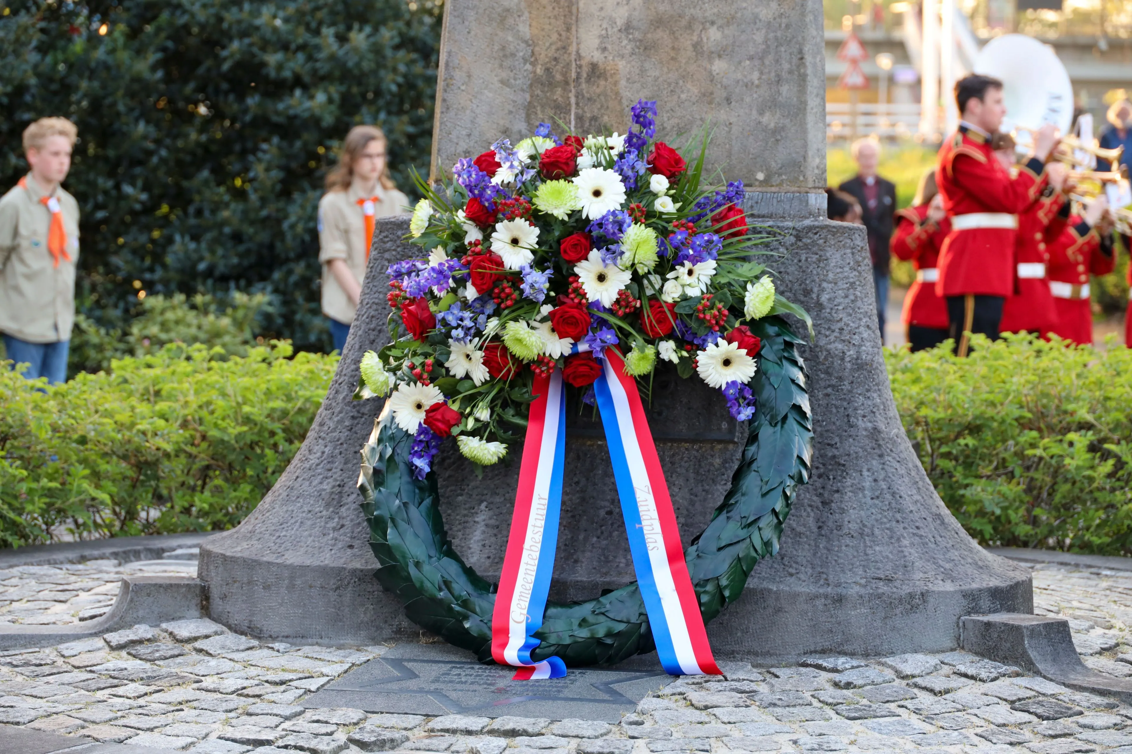 Schok in Den Haag: Tieners opgepakt voor vernieling Jom Hasjoa-bloemen