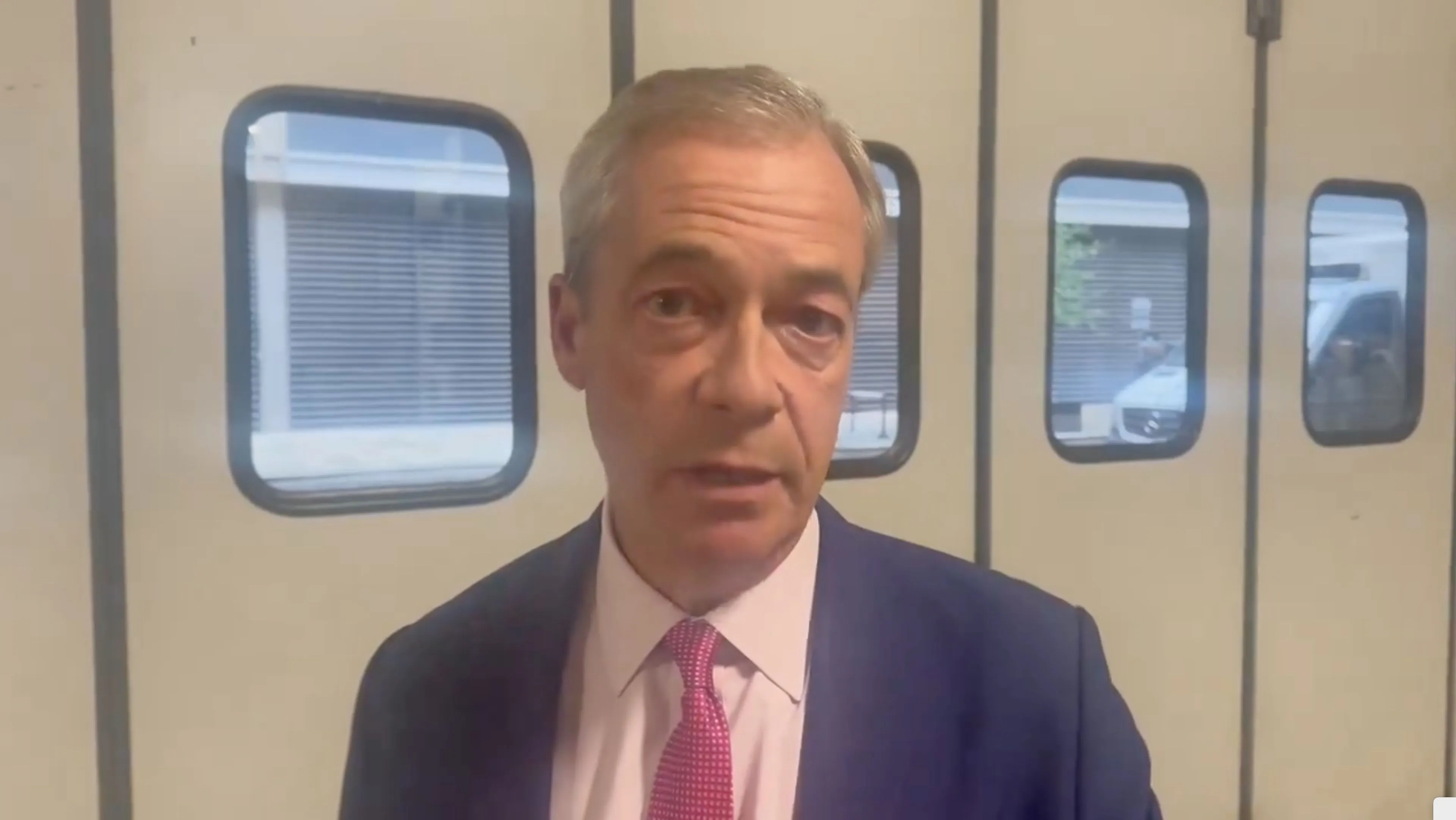 Filmpjes! Nigel Farage is HARD BEZIG in Engeland: 'Vrouwen hebben geen dingeling en STOP massa-immigratie!'
