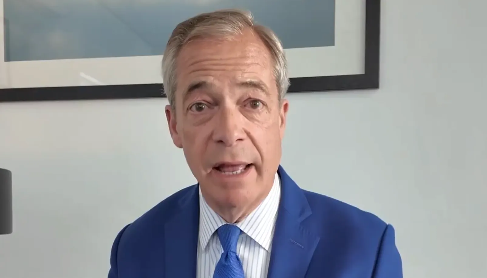 Filmpje! Held Nigel Farage ontmaskert de 'wooncrisis': 'Het komt door de massa-immigratie!'