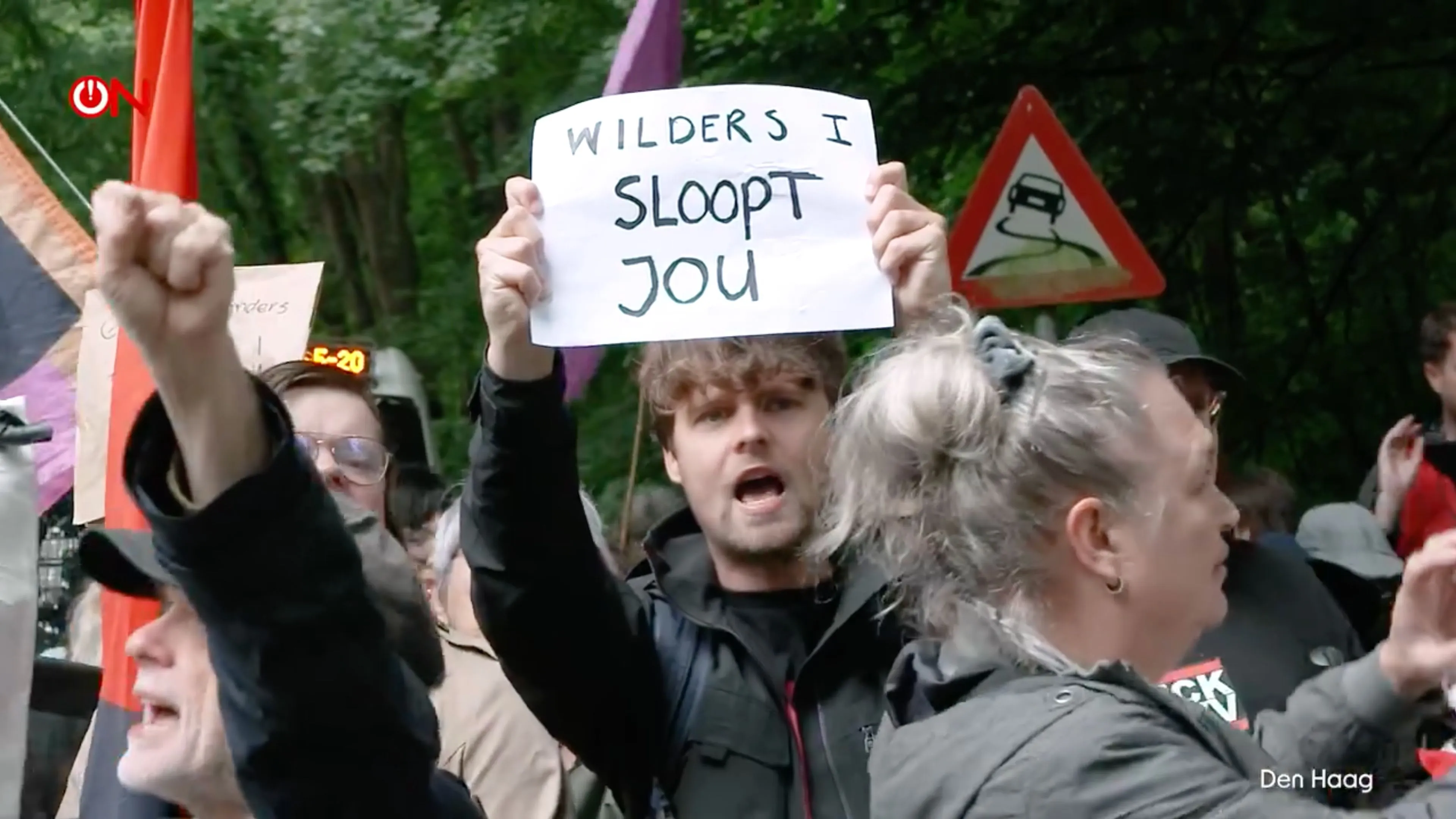 Kijk en lach! Non-binaire linkse boomers draaien door: "Wij willen geen fascistische regering!"