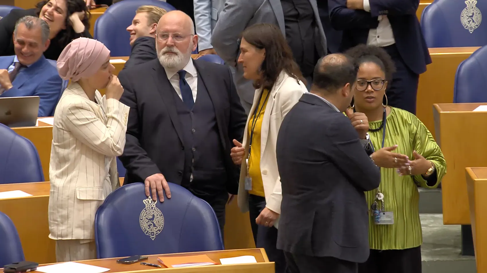 Bizar! Rob Jetten laat debat schorsen zodat Schoof kan kijken naar tweet Fleur Agema over de hoofddoek: 'Dit kan niet!'