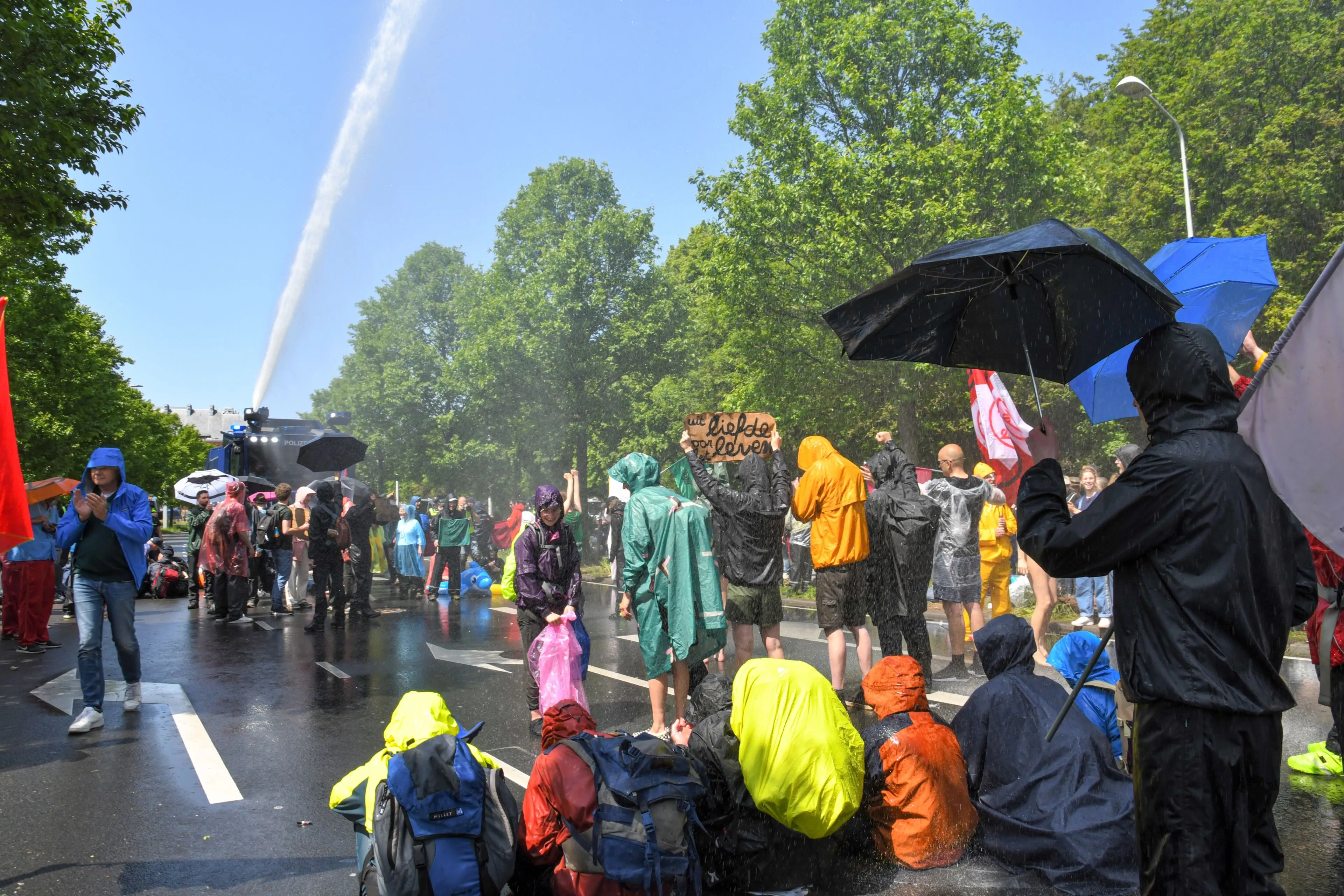 Politie grijpt in met waterkanon bij protest van XR-klimaatidioten: Ook Greta Thunberg van de partij