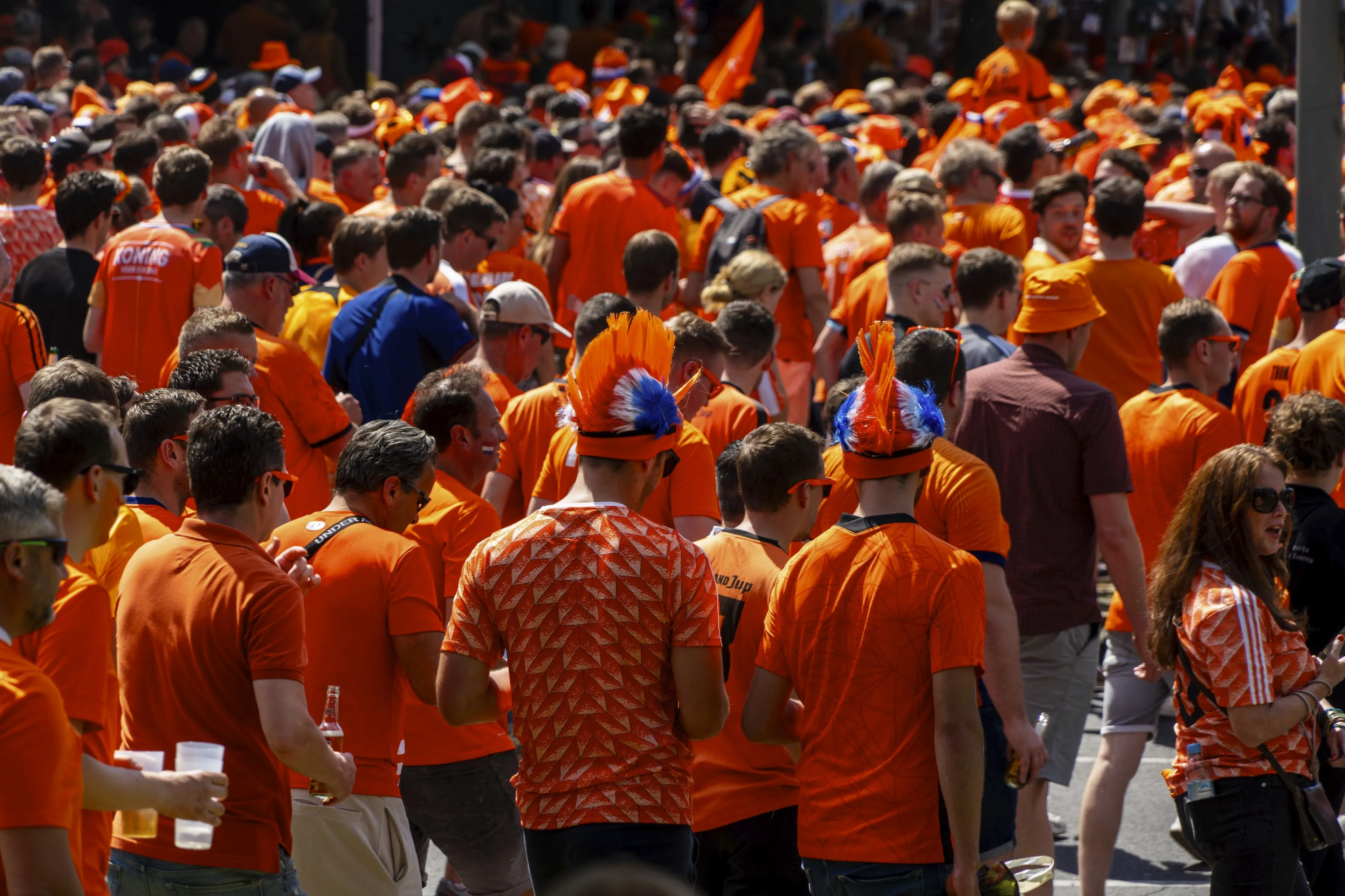 Nederlandse en Turkse fans met elkaar op de vuist in fanzone Berlijn na EK-verwinning Oranje