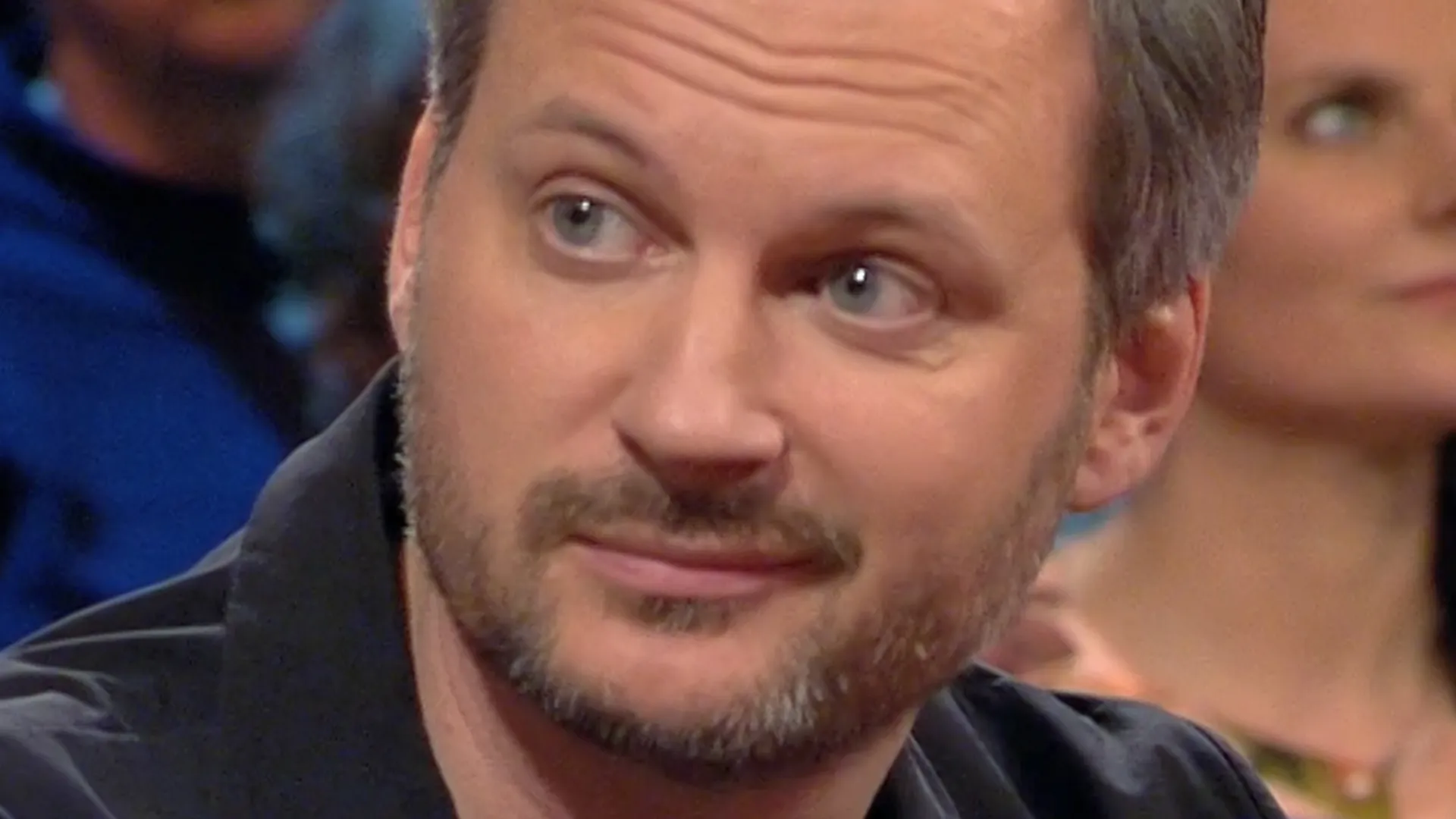 LOL! Midden-Oosten correspondent Thomas Erdbrink gaat compleet nat na wanvertoning in Bar Laat: "surreële televisie!"