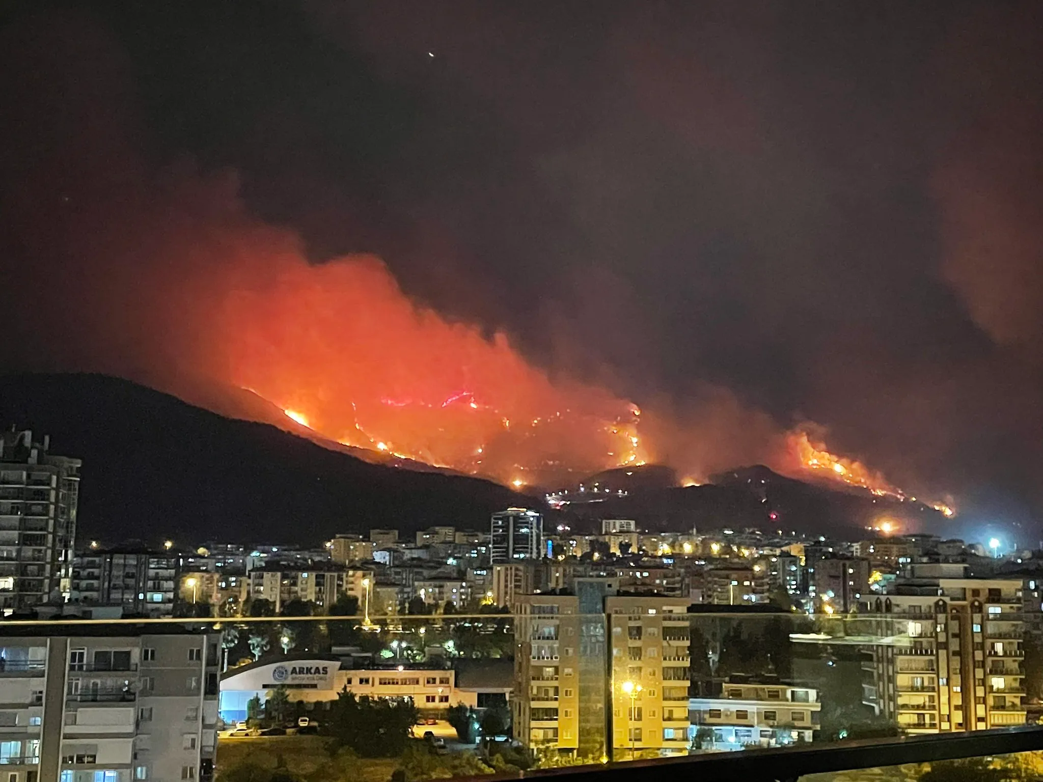 Kijk dan! Enorme branden bij Izmir - de derde stad van Turkije: "Izmir staat in de fik!"