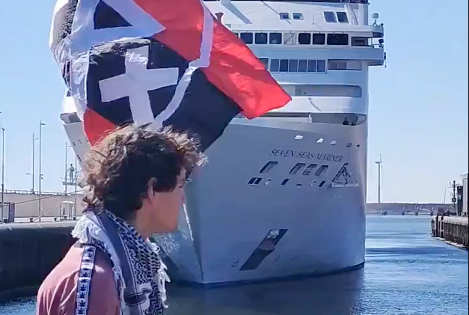 Knetter! Doorgeslagen Extinction Rebellion gekken blokkeren cruiseschip; bezetten SLUIS