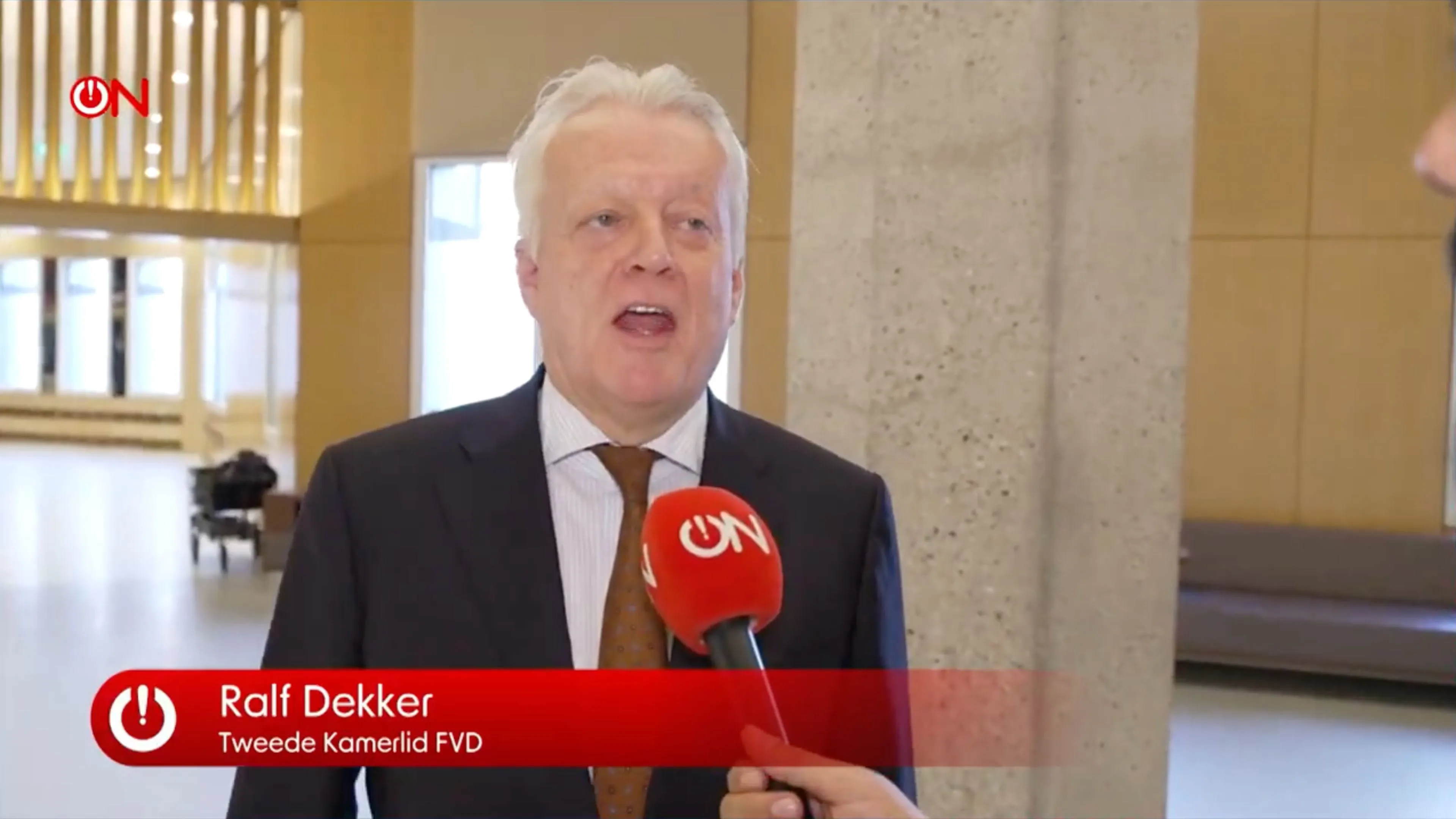 -Video- Ralf Dekker (FVD) fileert minister Brekelmans' oorloghitserij