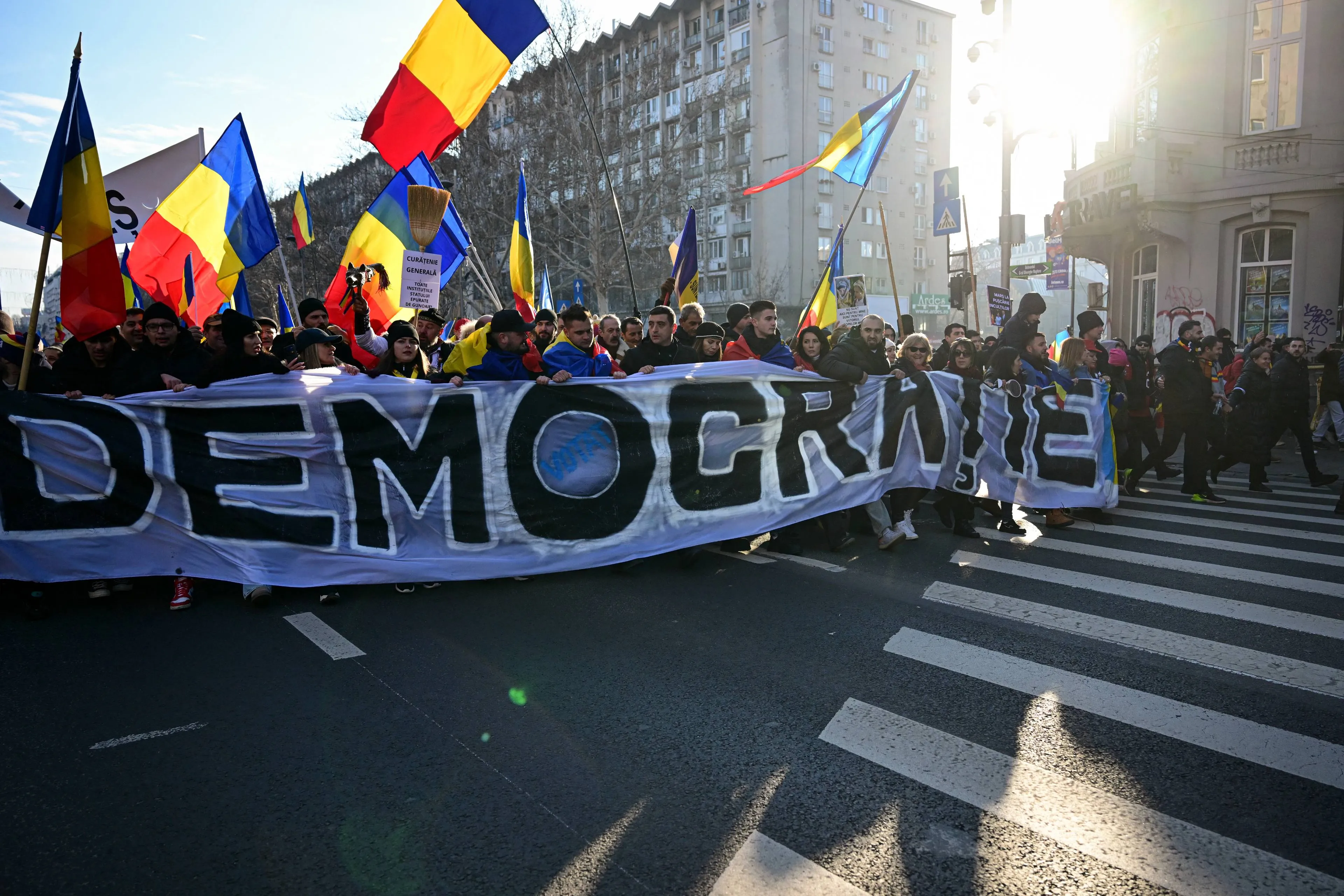 Massale protesten in Roemenië: burgers verzetten zich tegen NAVO-coup en eisen hervatting presidentsverkiezingen