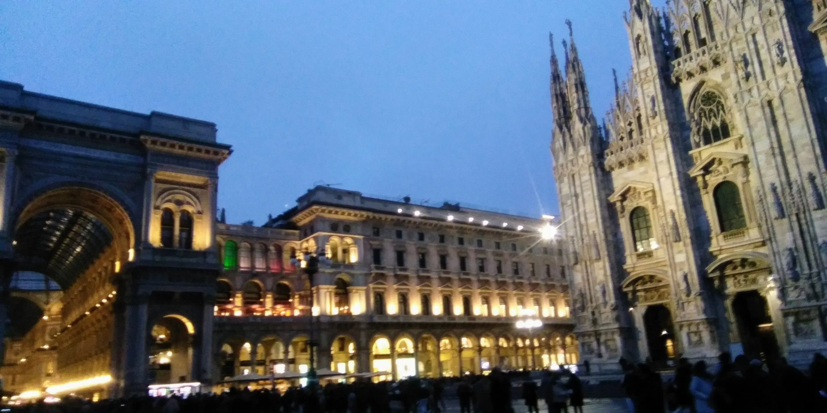 milan piazza duomo at twilight 21 11 21