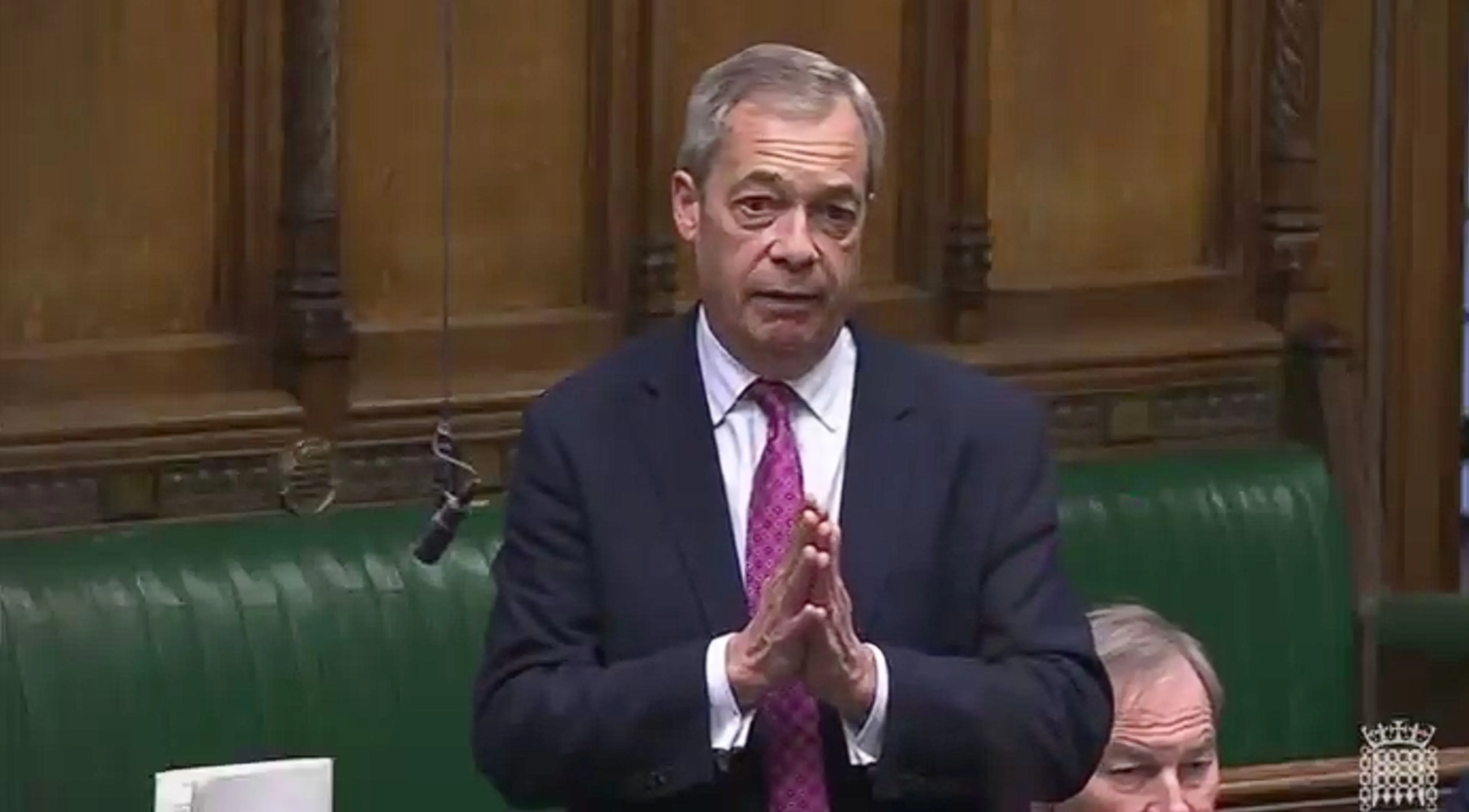 -Video- Nigel Farage fileert Britse wegkijkers: 'We weten nu dat groomingbendes in 50 (!) steden actief zijn. Minstens!'