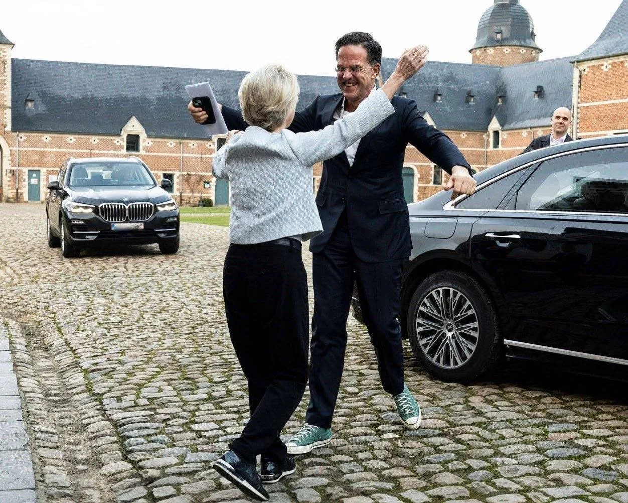 Rutte zet NAVO voor schut: Groene sneakers bij topontmoeting met Von der Leyen