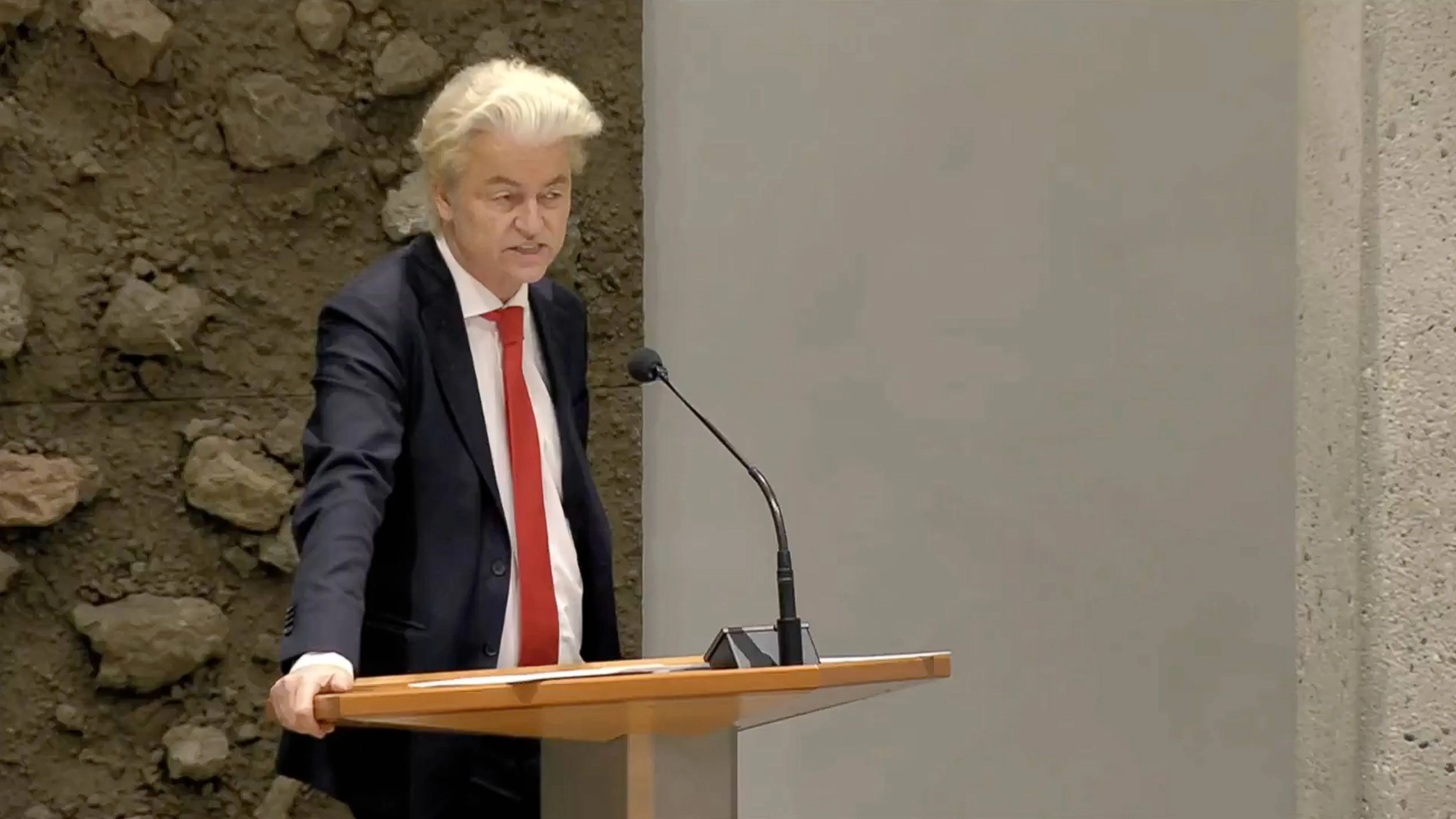 Geert Wilders Schokt Kamer: 'Geen Nederlandse Soldaten naar Oekraïne Terwijl Oekraïners Hier Cocktails Drinken!'