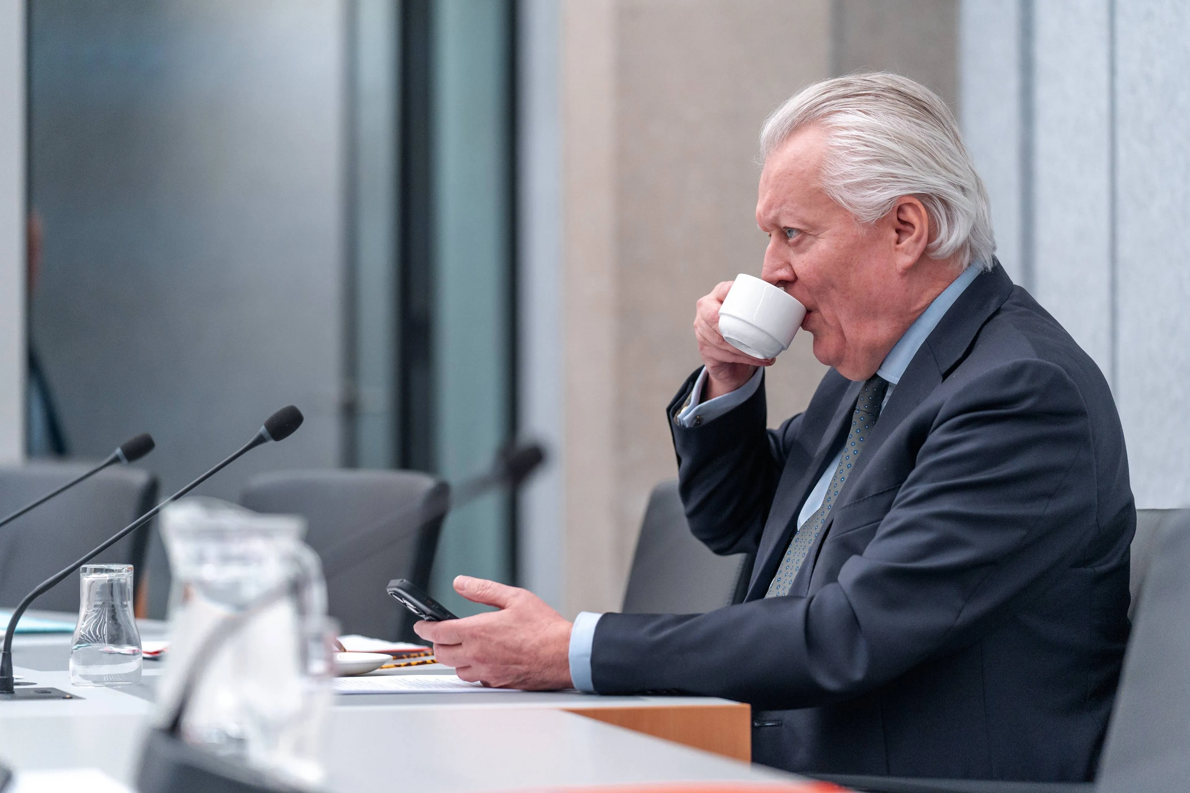 FVD-Kamerlid Ralf Dekker Valt Nederlands Tabaksbeleid Aan: 'Genot Verboden in Nederland'
