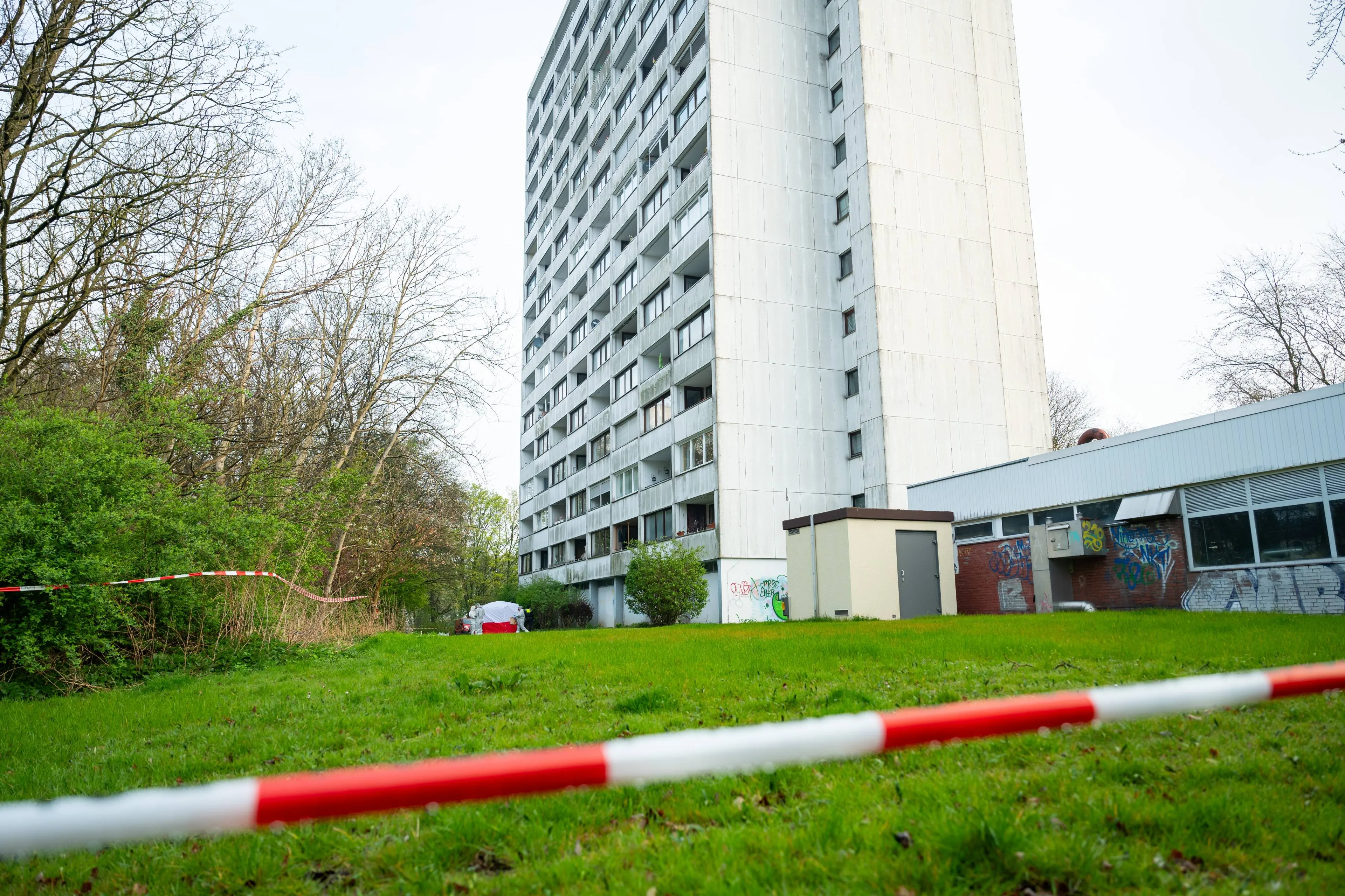 Knettergruwelijke migranten duwen 15-jarige jongen van gebouw in Hamburg