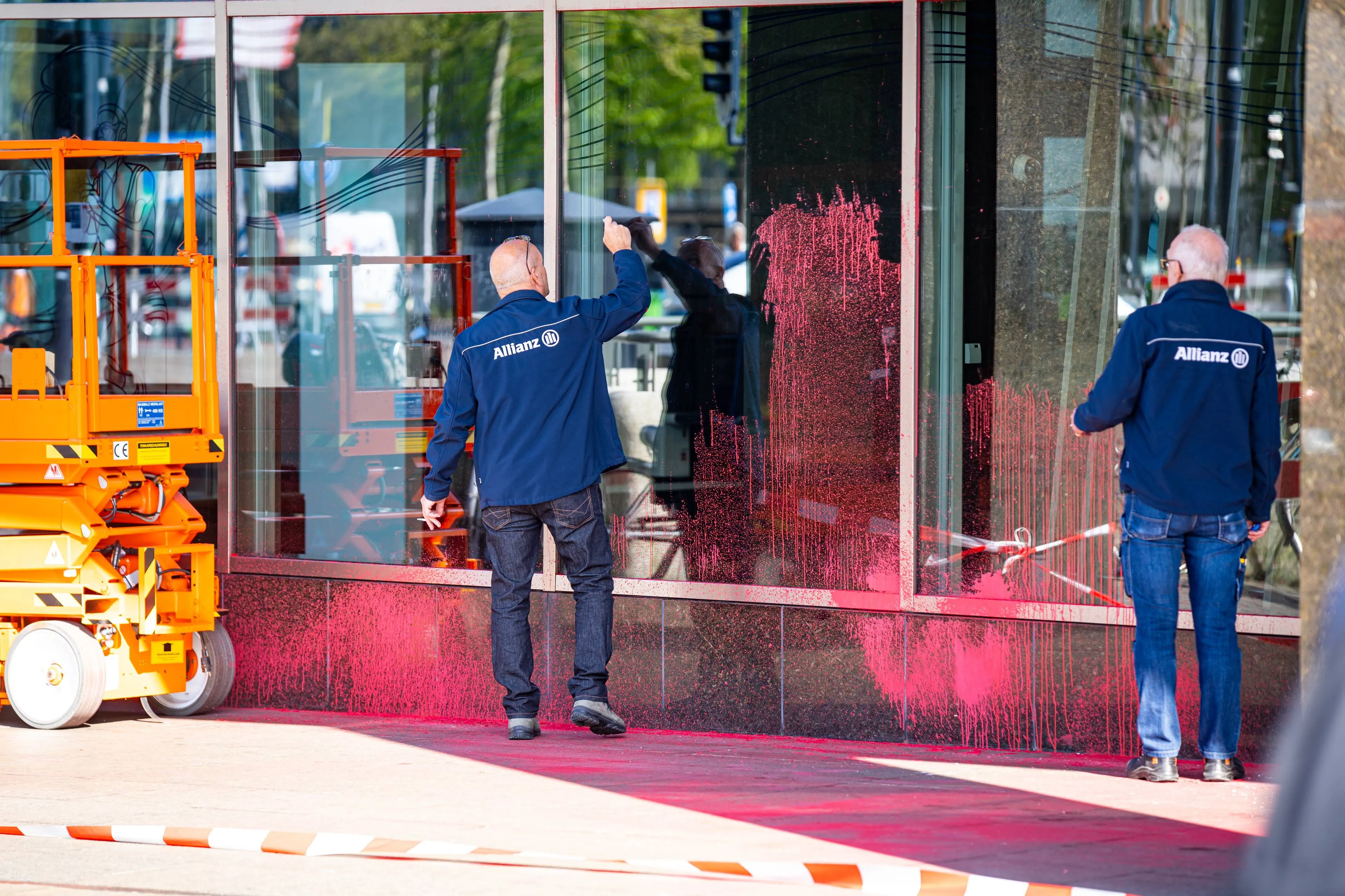 Knettergestoorde pro-Palestijnse activisten vernielen Allianz-hoofdkantoor in Rotterdam