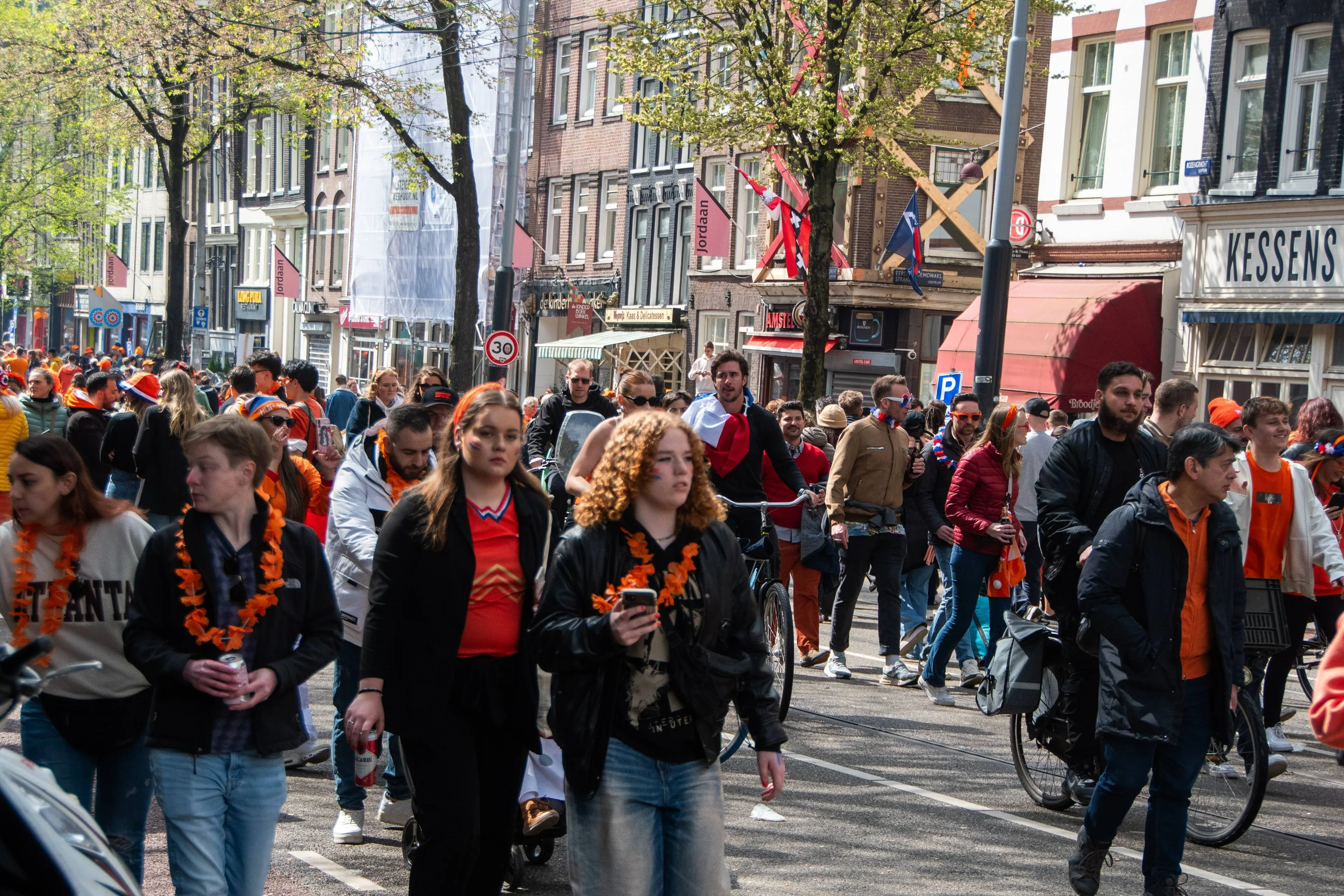 Nieuw filmpje Koningsdag-incident onthult: vrouwen grepen wél in bij vermoedelijke verkrachting