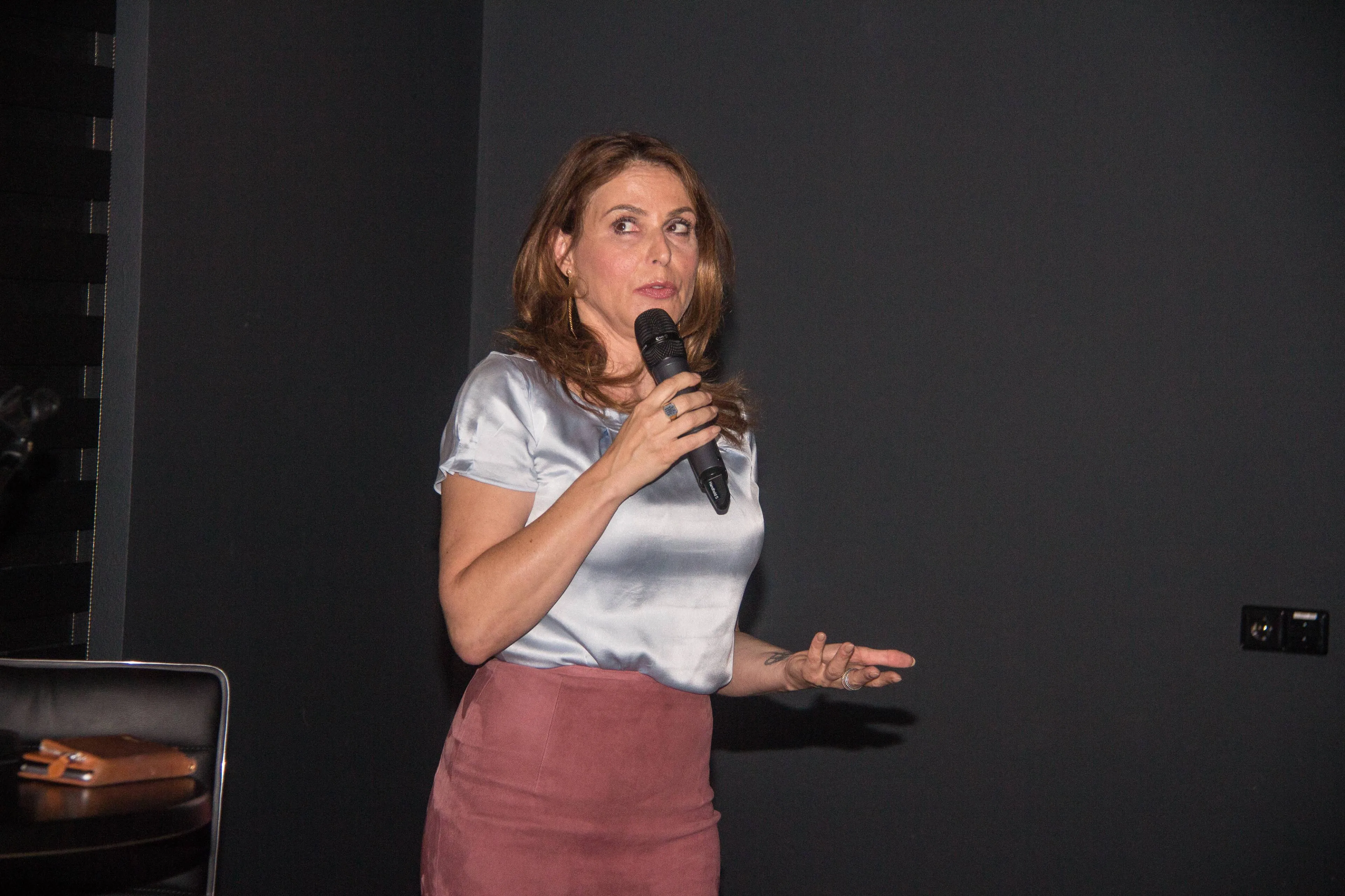 heleen van royen met de microfoon en presenteert