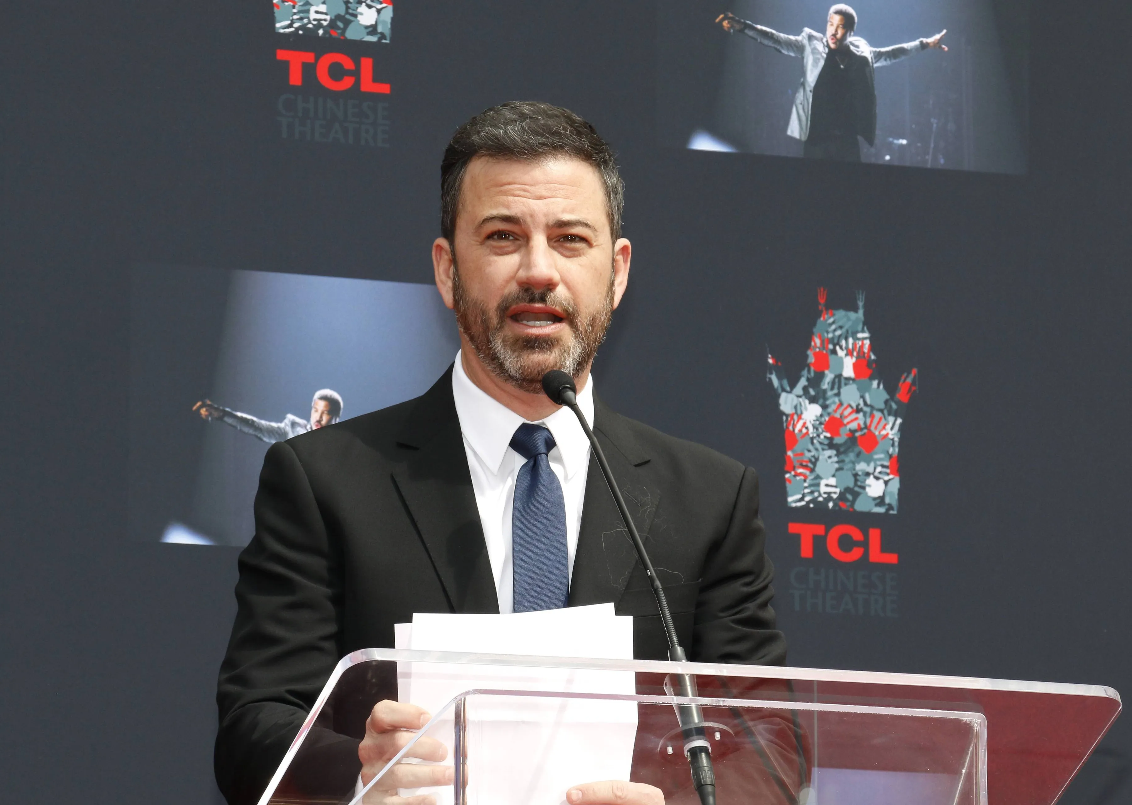 Na schorsing weer op de buis: Jimmy Kimmel huilt om Kirk en sneert naar Trump