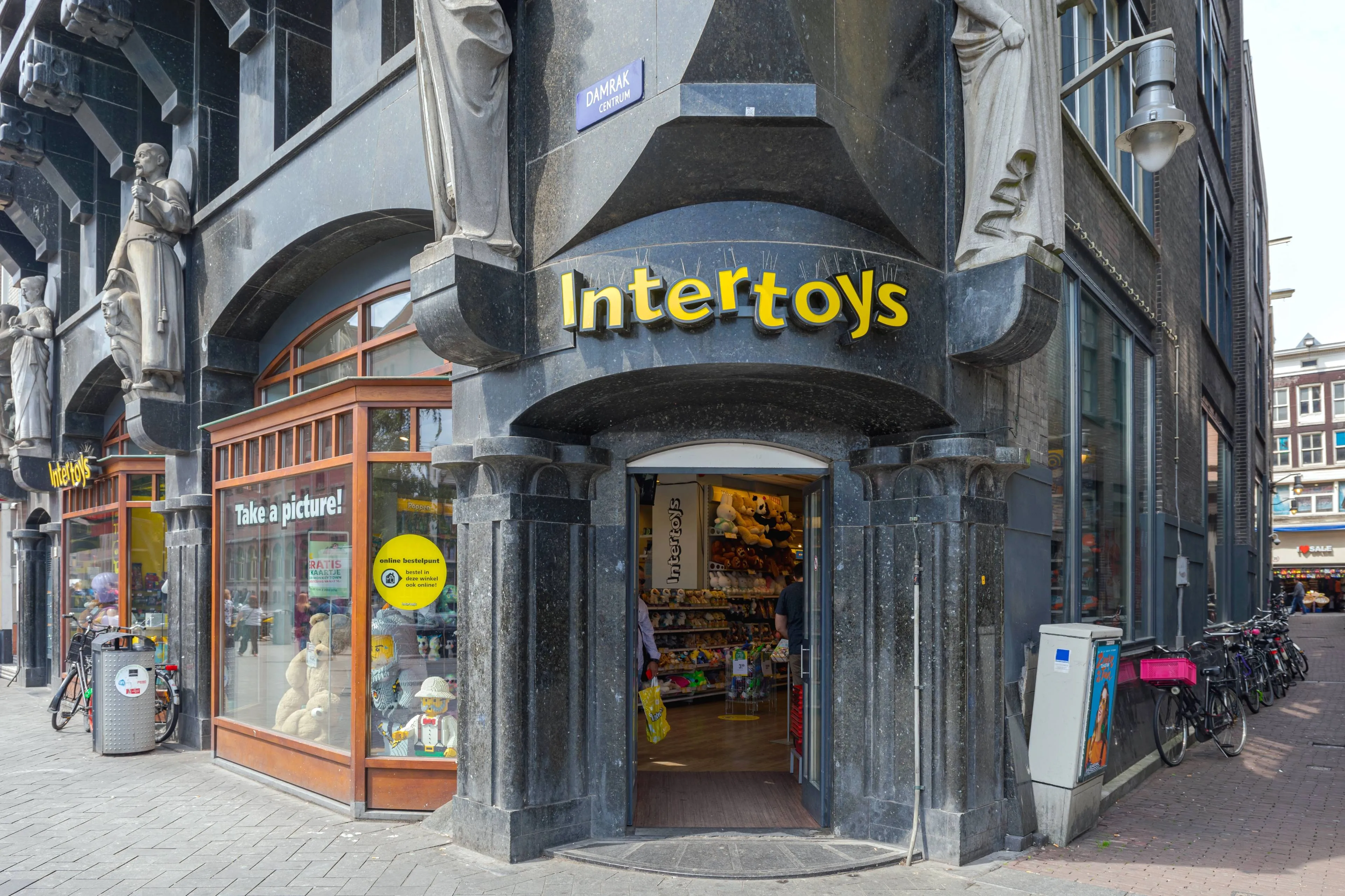 shutterstock_2267911975