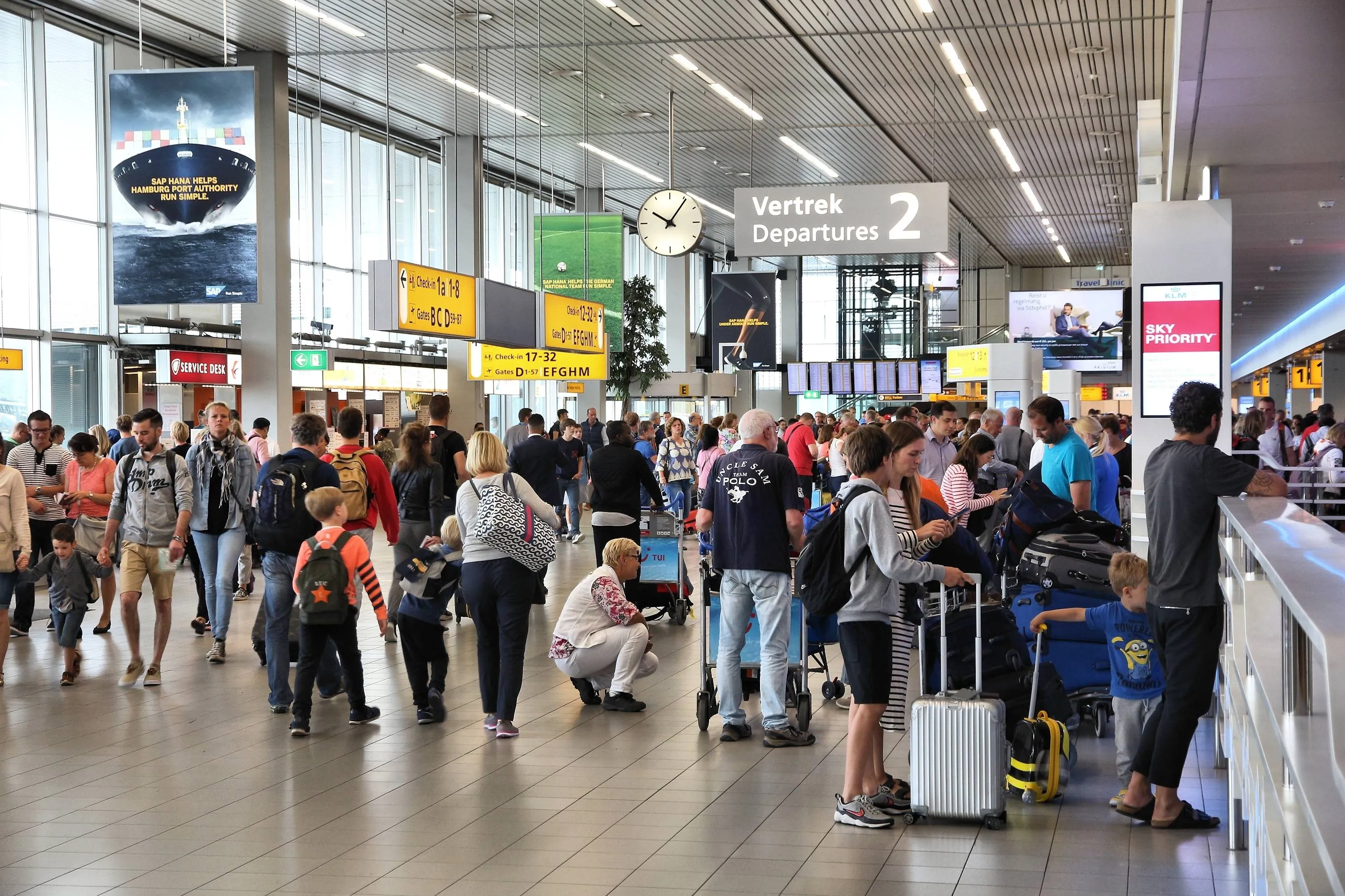 SCHIPHOL-DRAMA: Kerstvakantie begint in chaos! 20.000 koffers kwijt, reizigers met lege handen