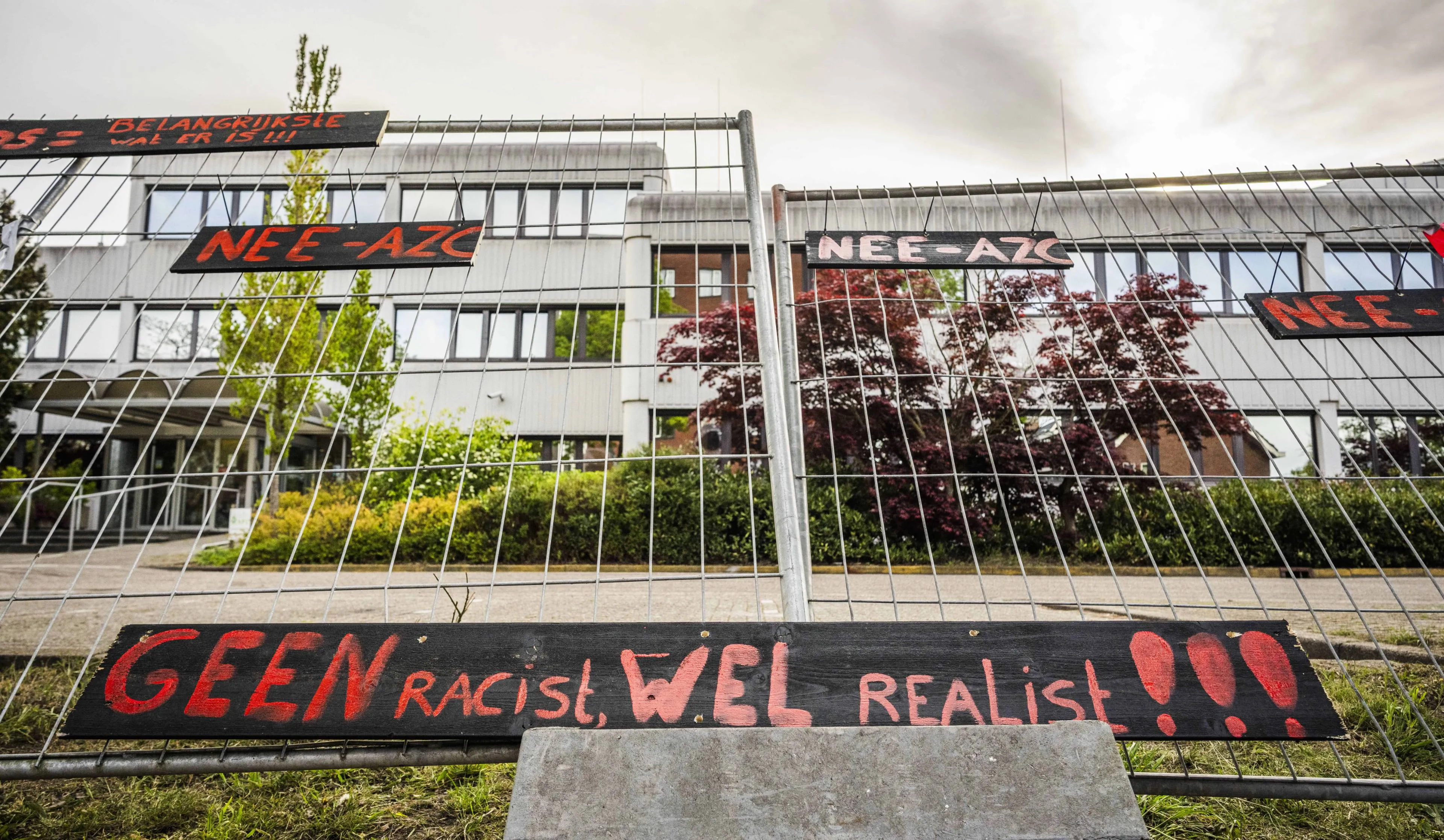 Elite start smerige hetze: anti-AZC demonstranten weggezet als nazi's
