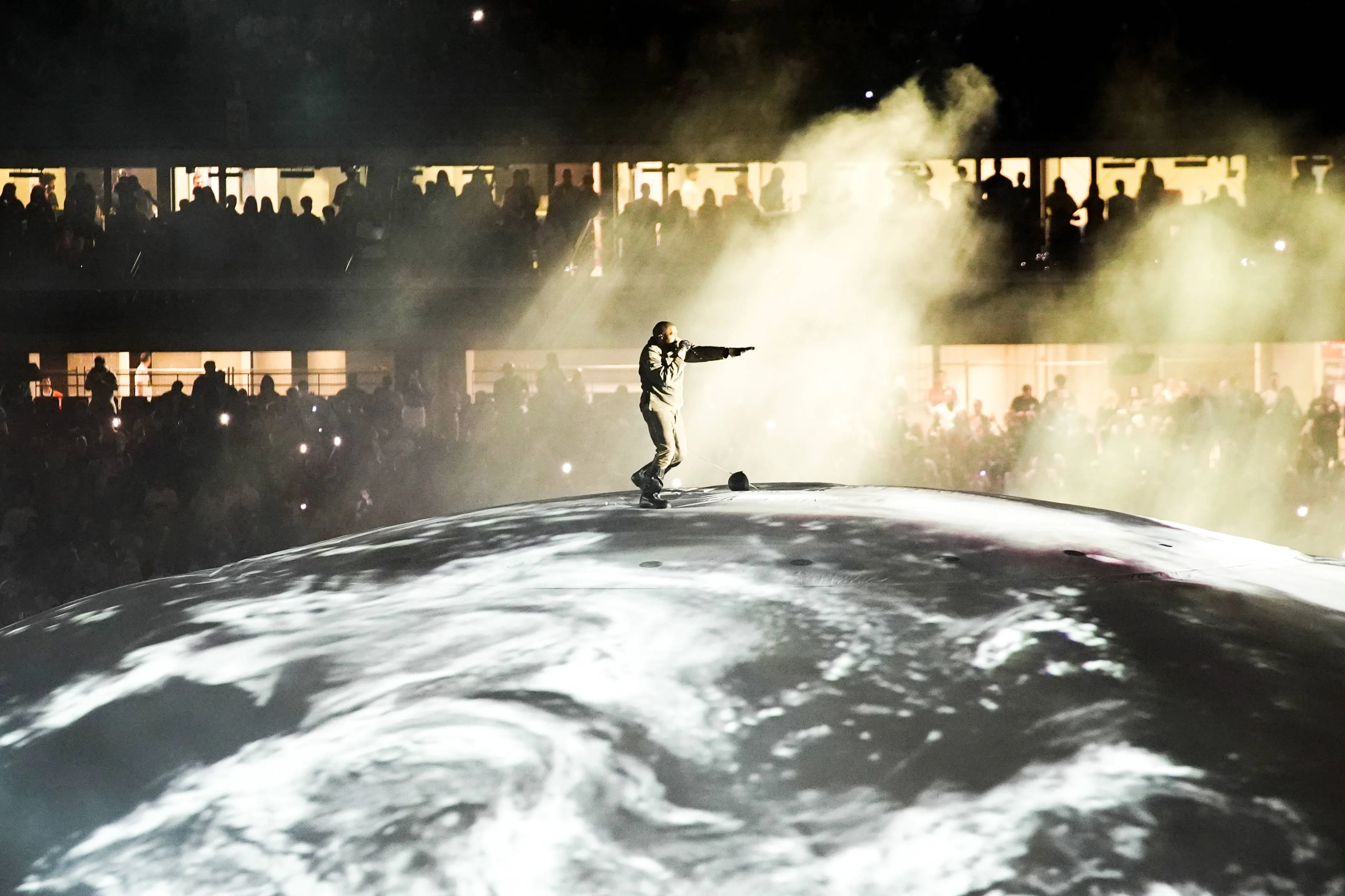 De censuurmaffia buitenspel gezet: 118.000 fans strompelen massaal naar concert Kanye West in Istanbul