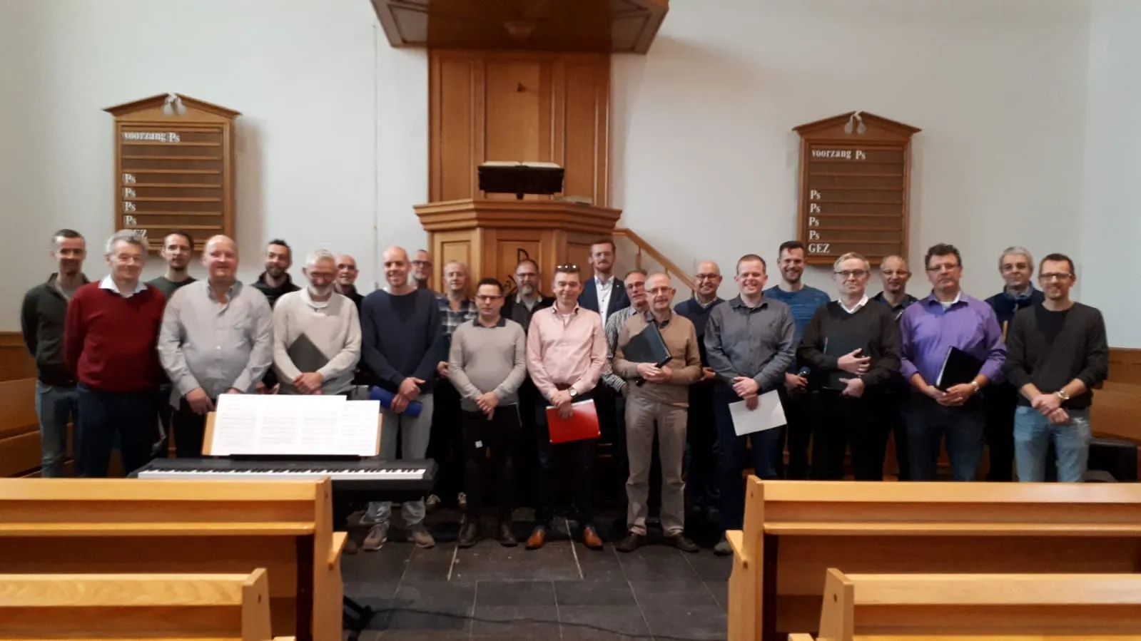Hervormd mannenkerkkoor Rouveen luistert zangdienst op