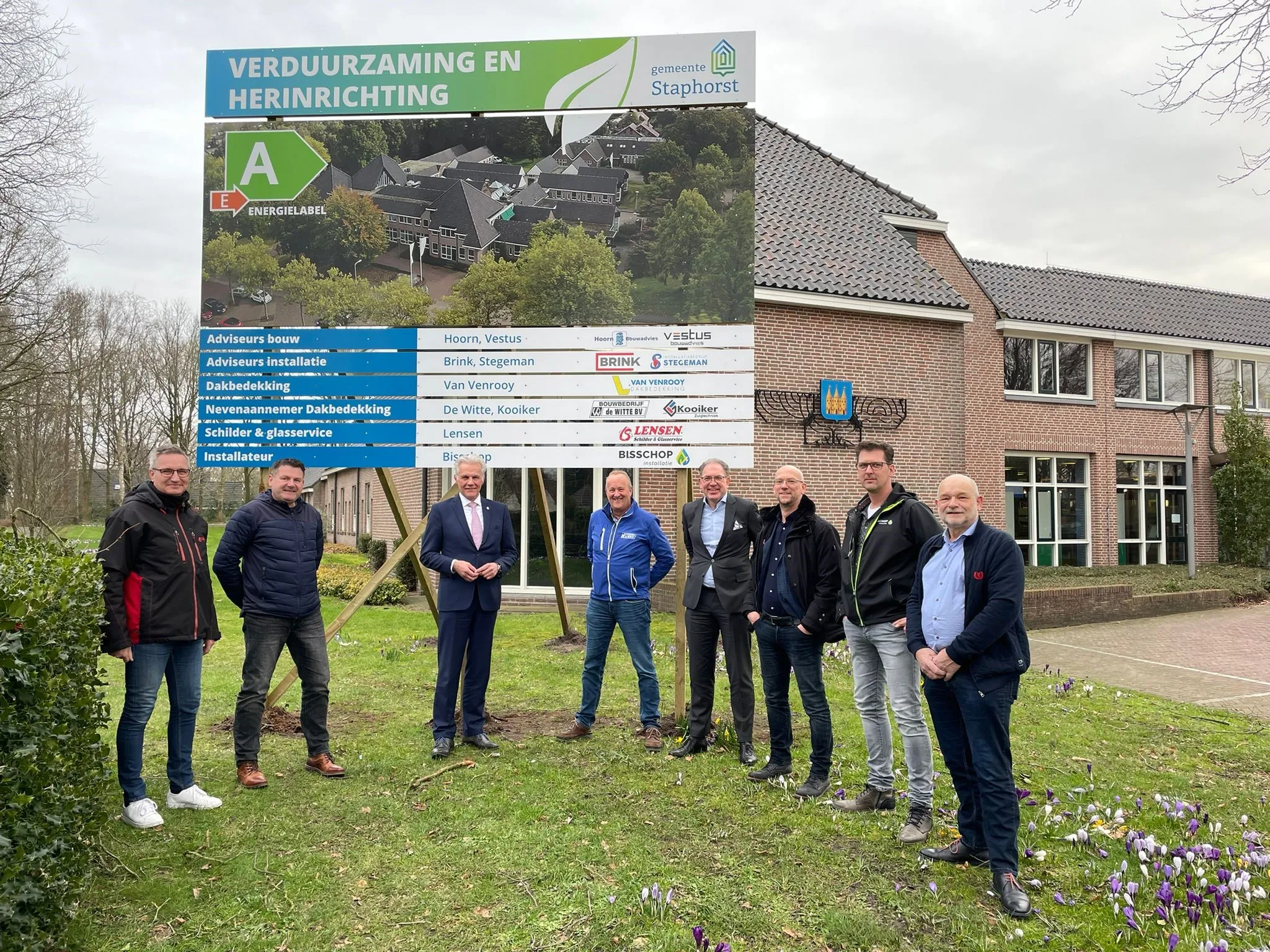 2022 0103 bouwbord met wethouder lucas mulder en aannemers