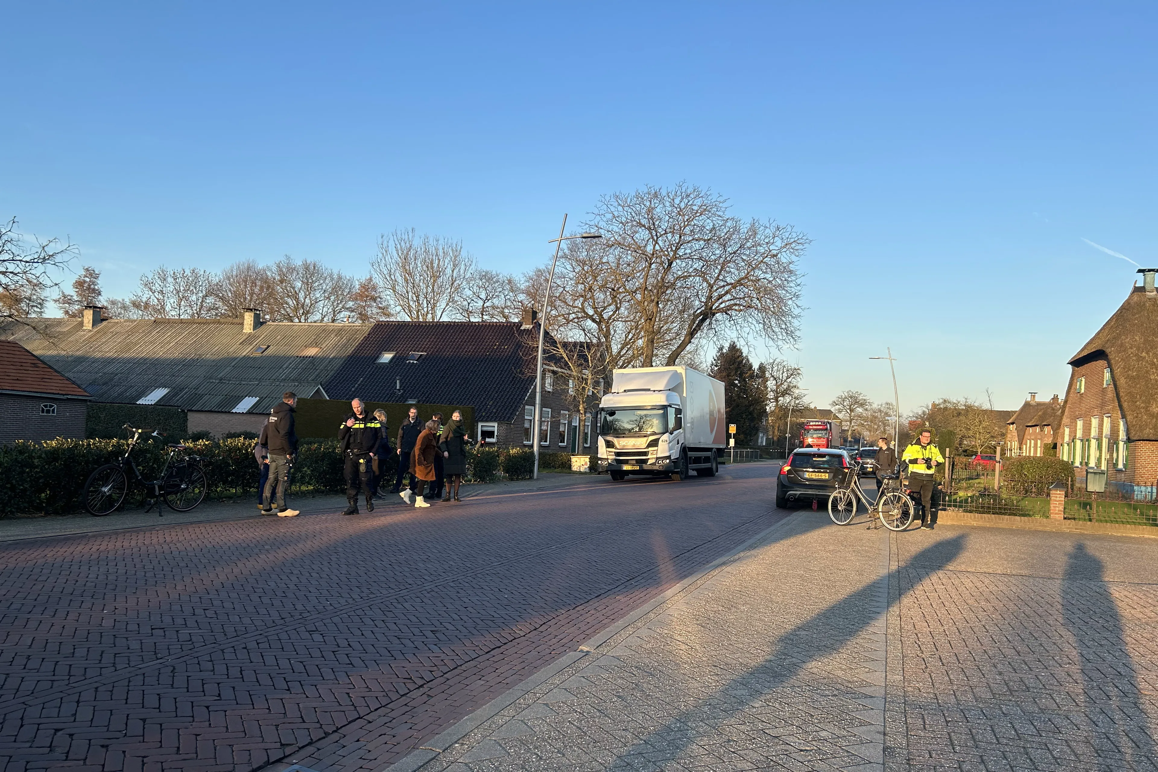 Fietser gewond bij aanrijding met bestelwagen Oosterd