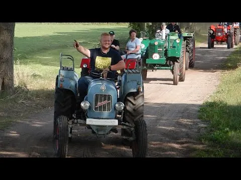 Oldtimers door en rond Staphorst op Oude Tractorendag
