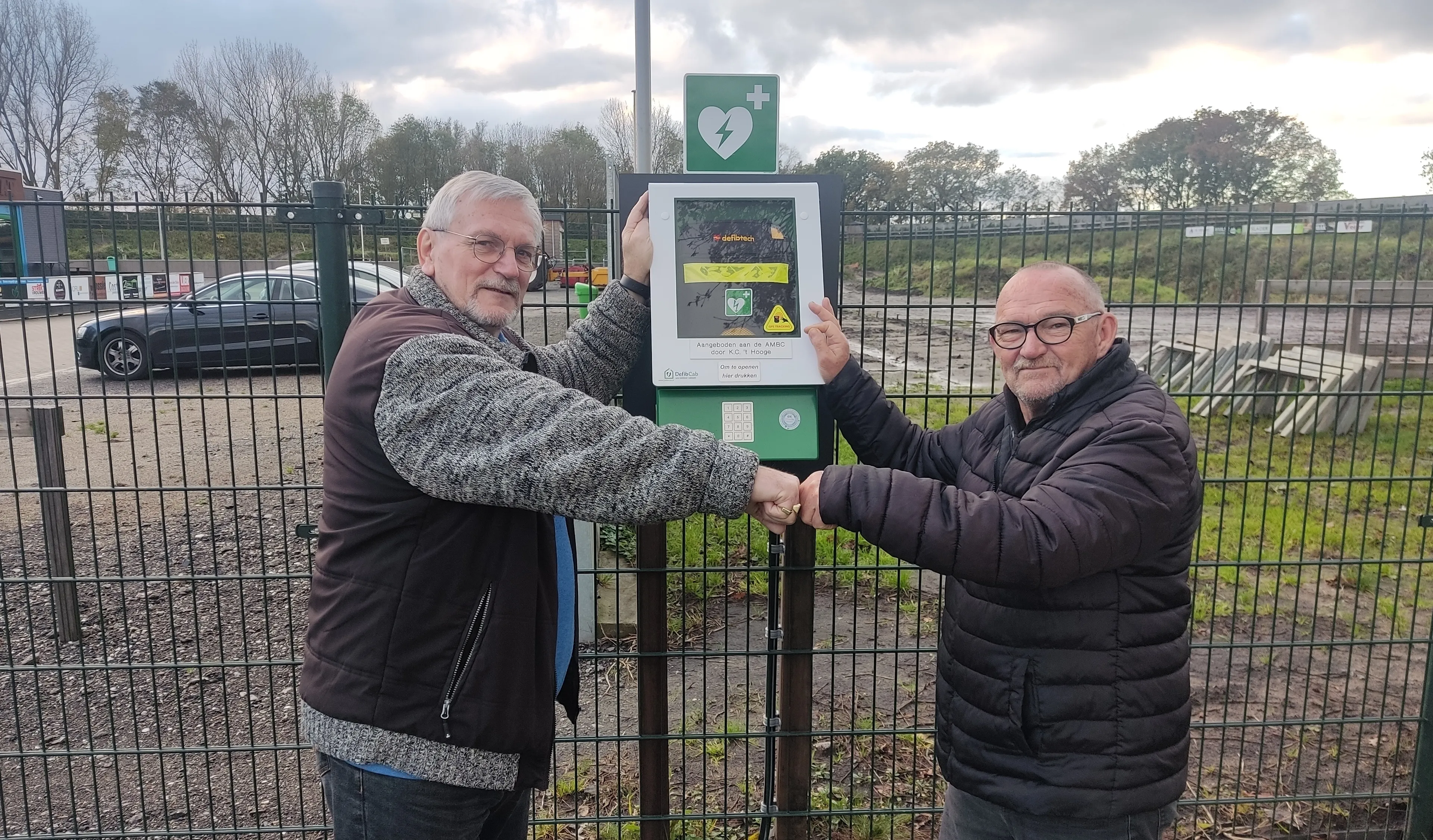 Klootschietvereniging `t Hooge geeft AED aan de AMBC