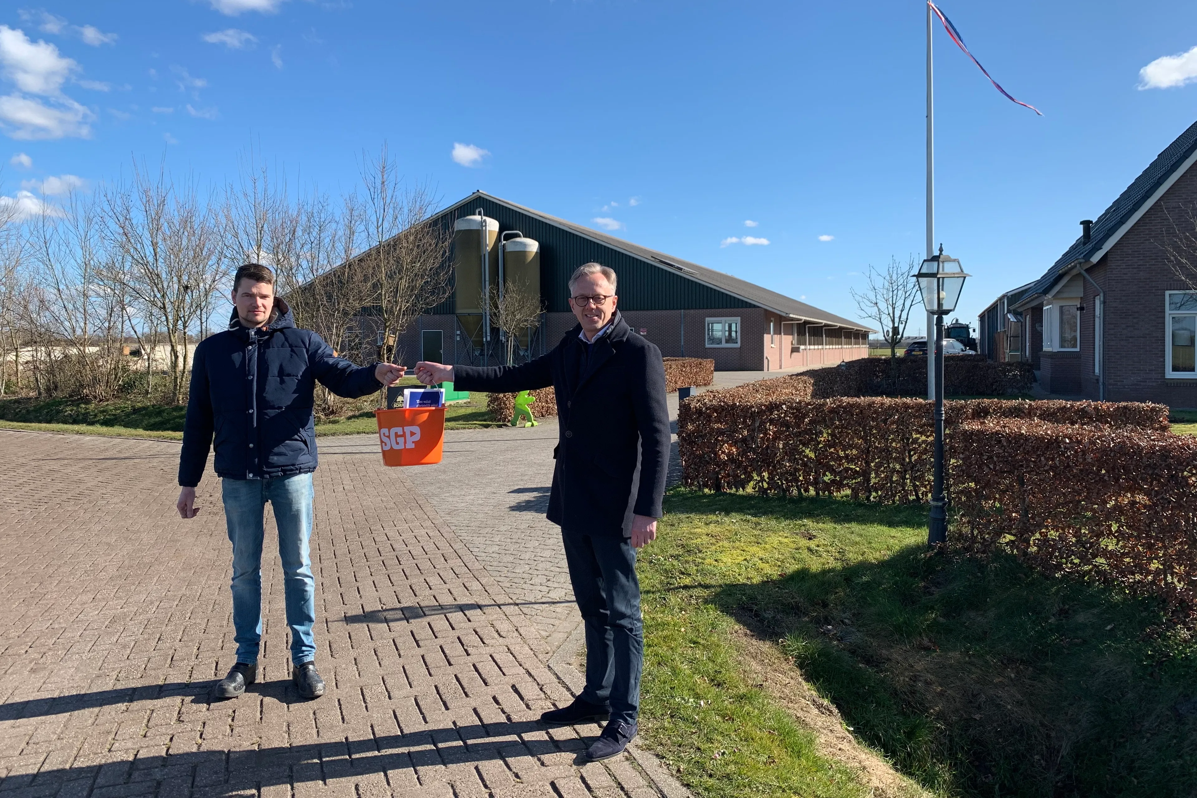 SGP deelt honderd emmers uit aan boeren in Staphorst