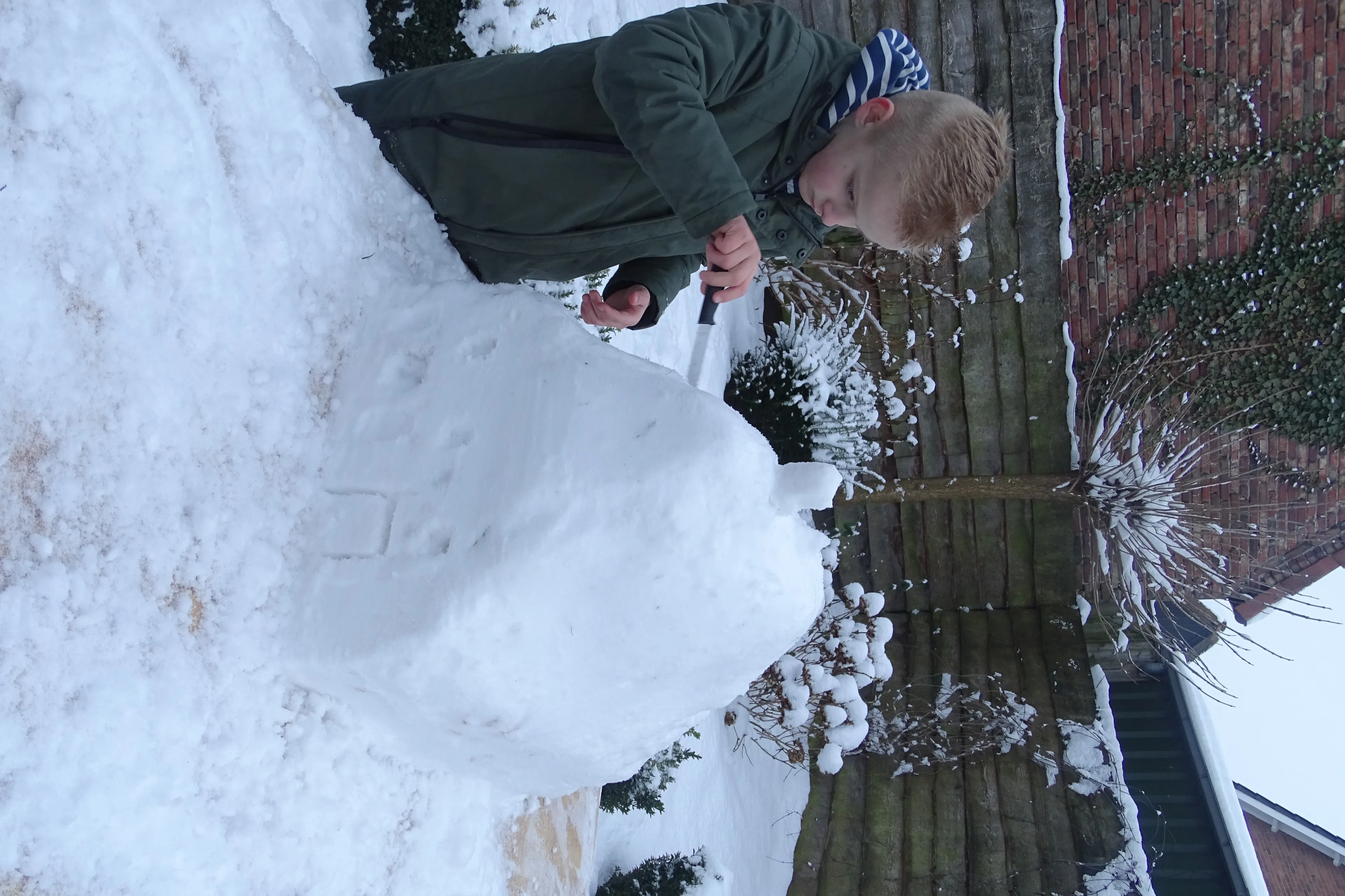 Massief sneeuwhuisje gebouwd in tuin aan Gemeenteweg