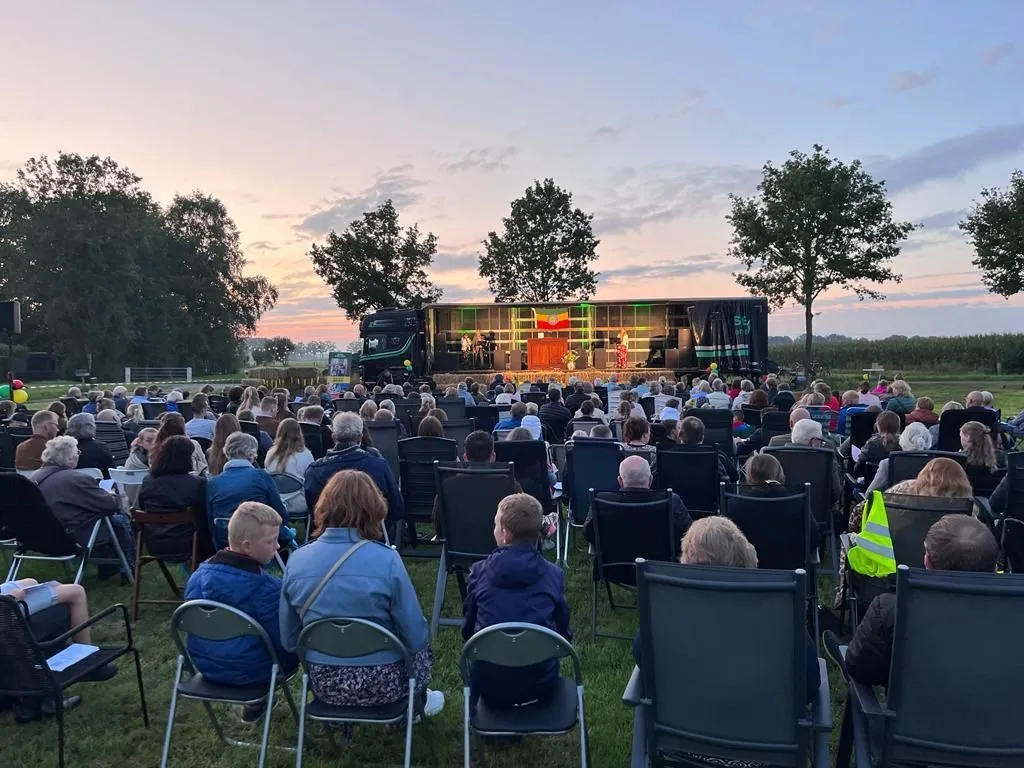 Openlucht zangavond bij rentmeestershuis Baron van Dedem