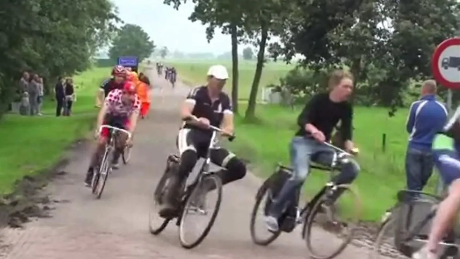 Rouveen pakt weer ouderwets de fiets: `Le Tour de Boer`