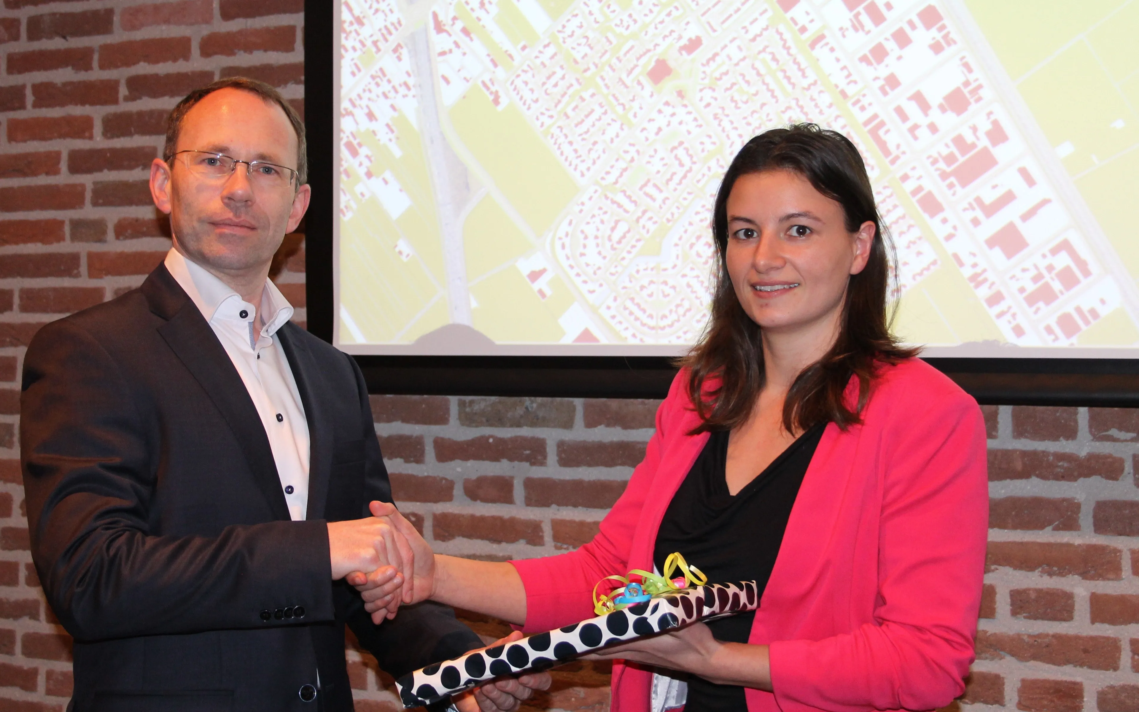 wethouder de jong ontvangt een plaquette van flori spoelstra van het ministerie van ienm e1455042647710