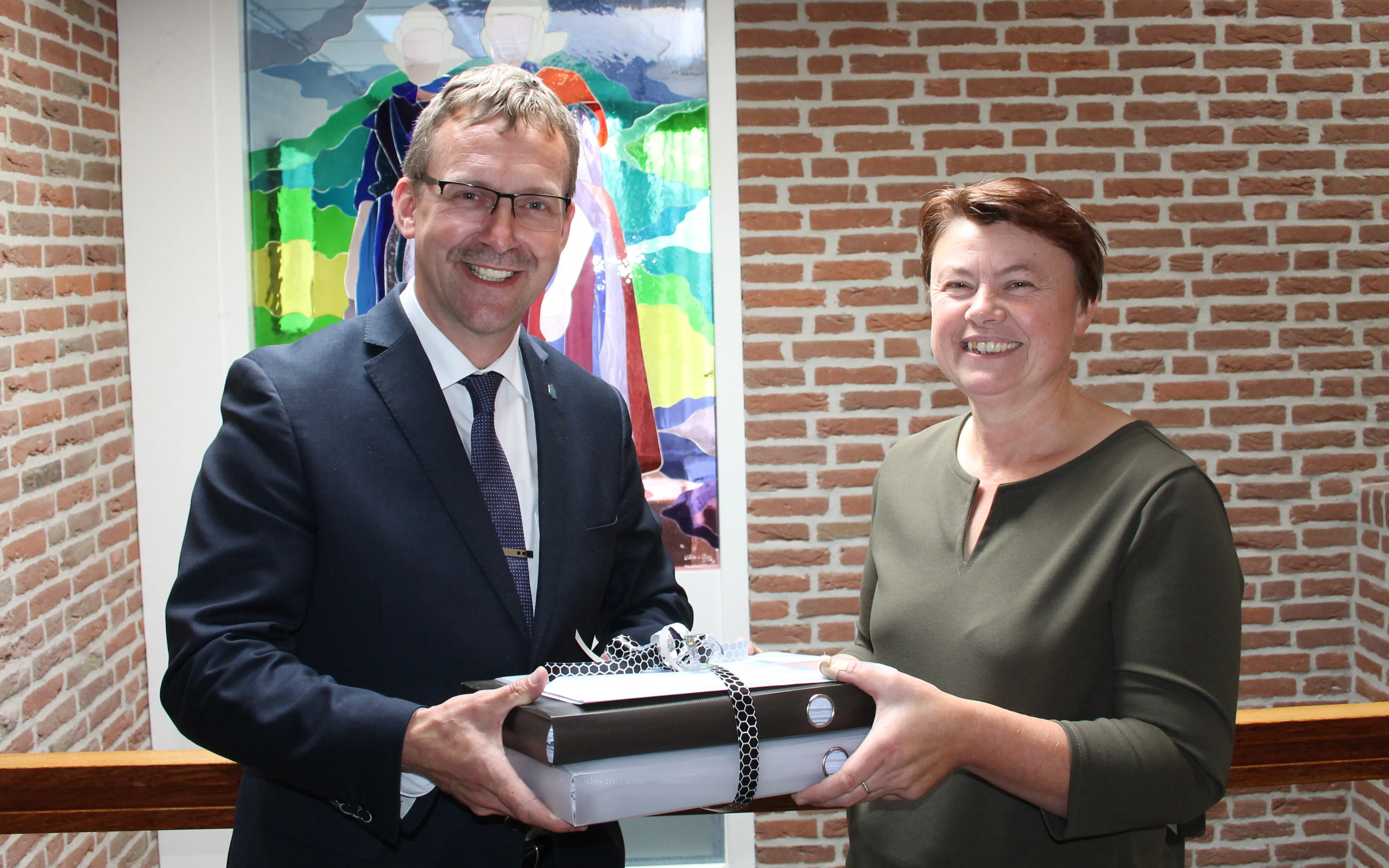 wethouder jaspers faijer neemt enquetes in ontvangst van henny kattenberg van dorpsraad rouveen e1508924063248