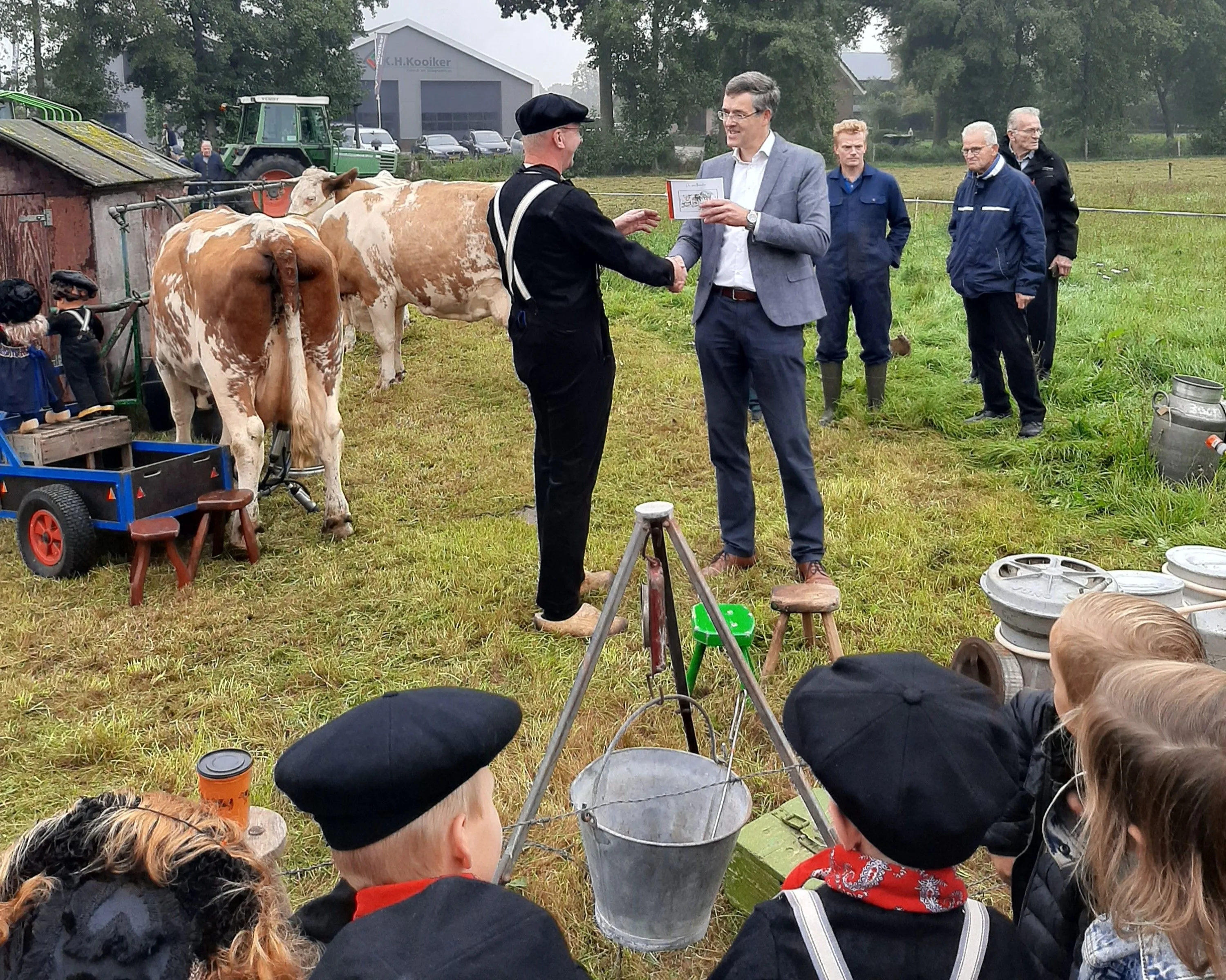 Kleurenuitgave prentenboek 'De melkrieder' in dialect