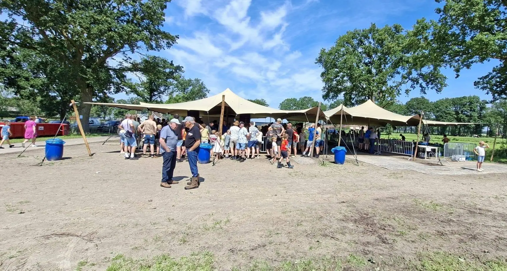 Oude Tractorendag en Legopulling vallen bijna in het water