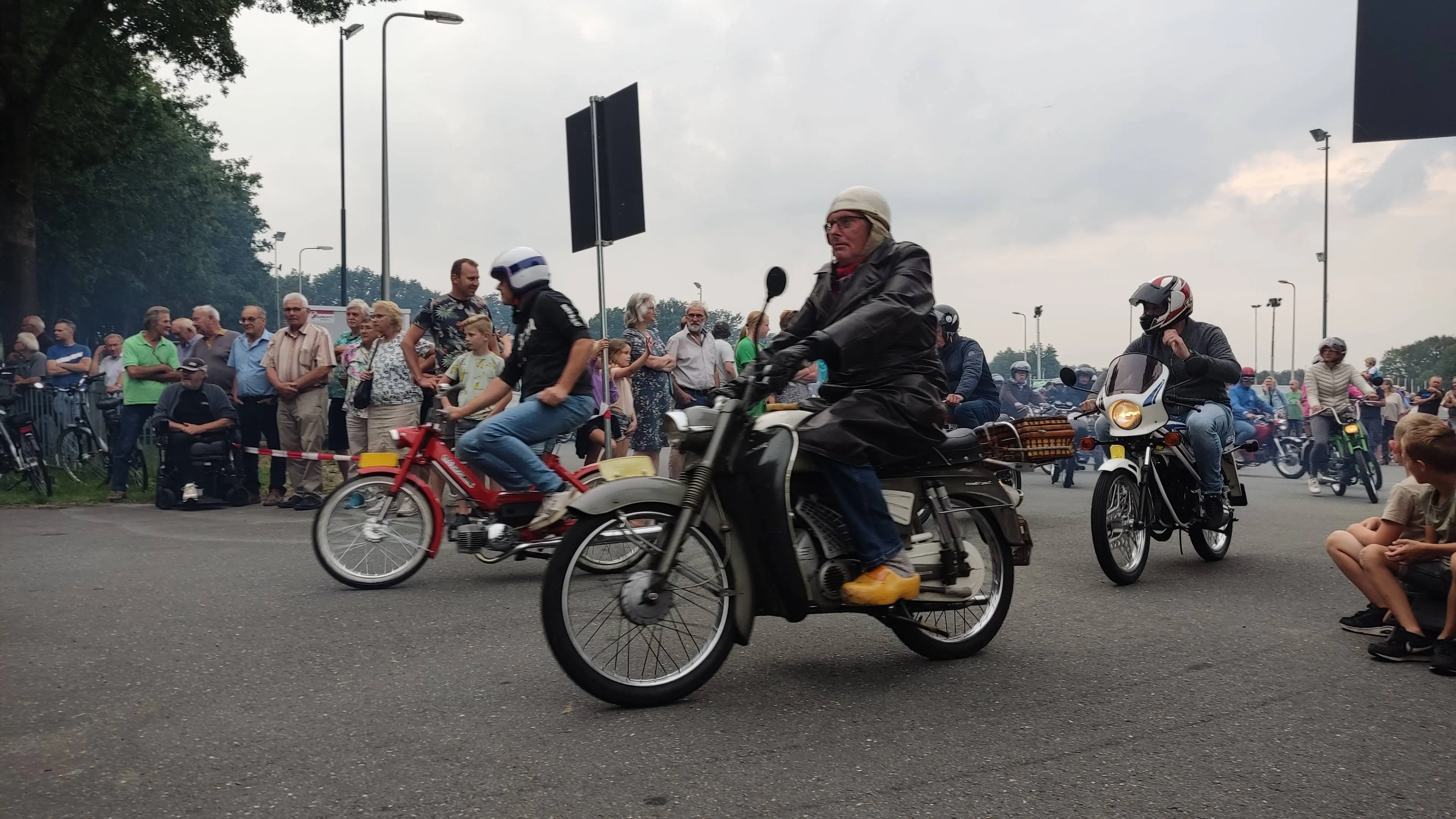Oldtimeravond opent het grasbaanweekend van de AMBC