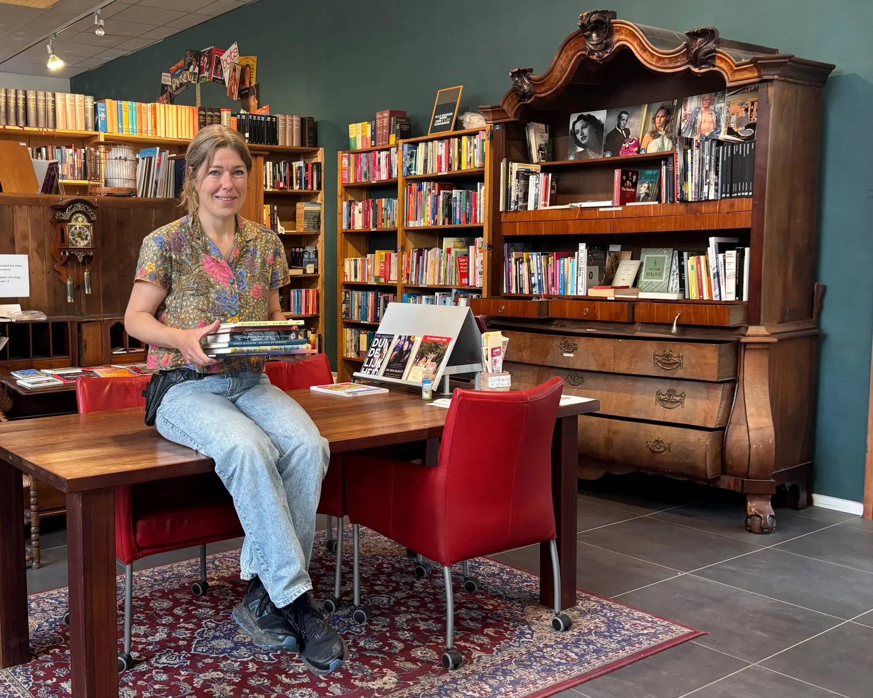 Werknemer Sigrid voor de kinderboekenruilmarkt aan de Ceintuurbaan in Zwolle