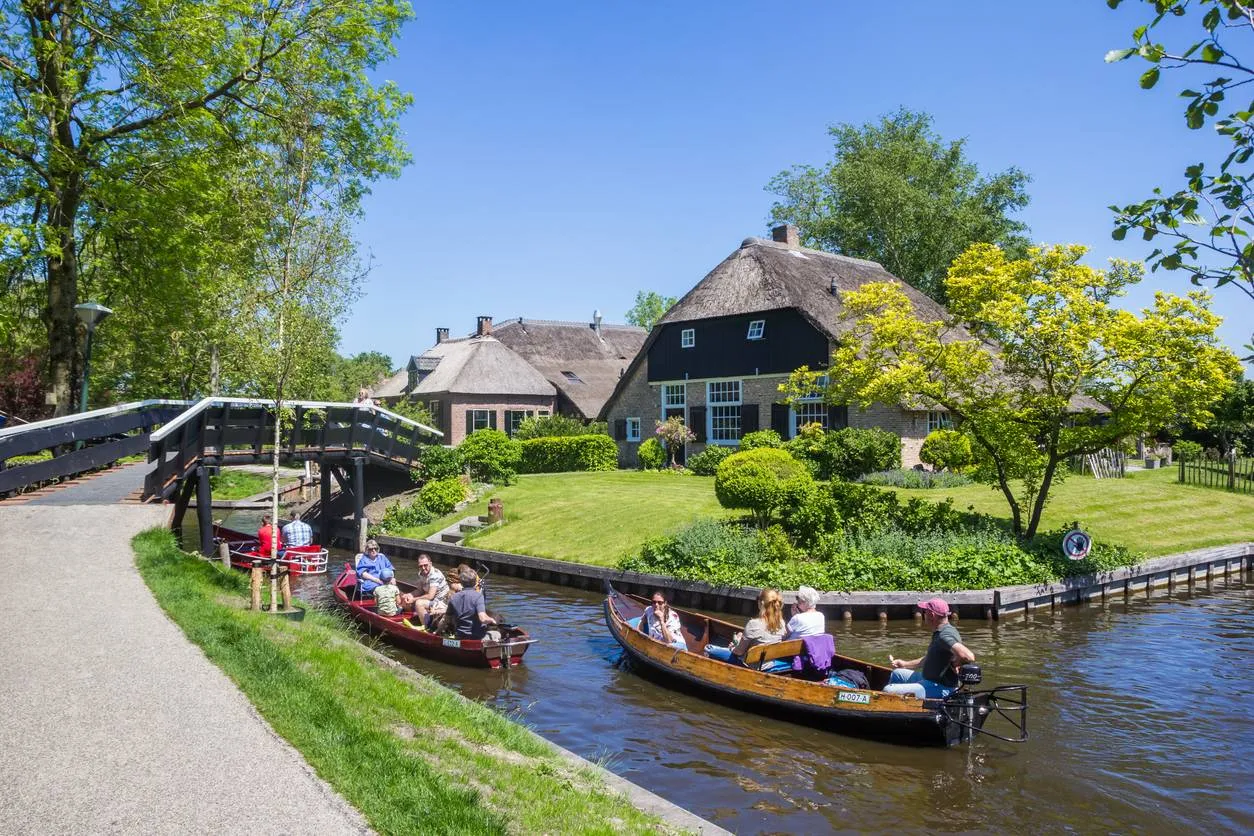 Giethoorn scherpt regels aan bij start vaarseizoen 2025: rust en veiligheid staan centraal