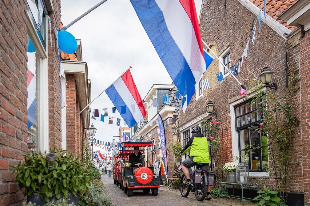 Woudsend_treintje-op-straat