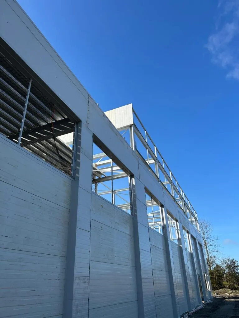 2025-12-Van-meerpalen-tot-hergebruikte-gevelpanelen-foto-gevel-werkplaats-768x1024