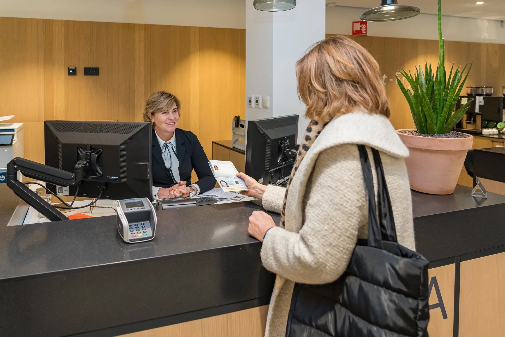 Sneek_balie-Sudwesthus_ontvangst-paspoort_winter-5