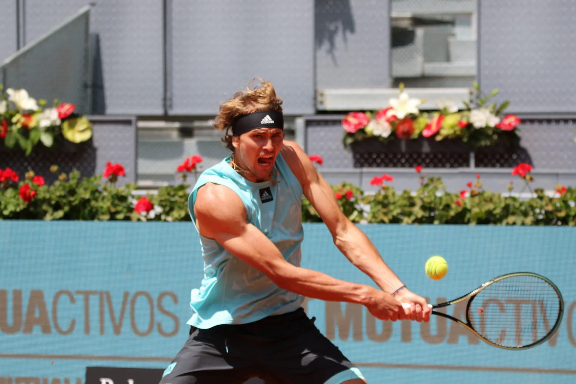 Alexander Zverev fights back to advance at 2022 Madrid Open