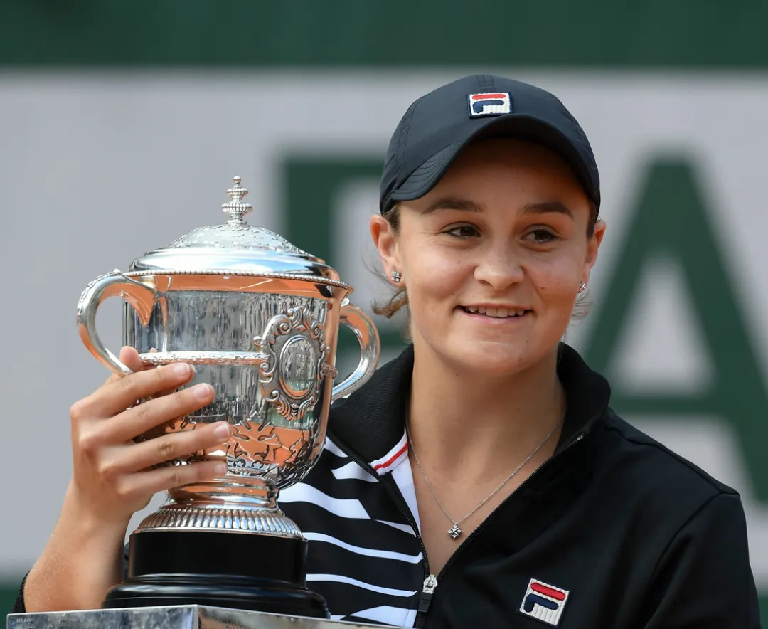 Barty makes surprise appearance at surfing event