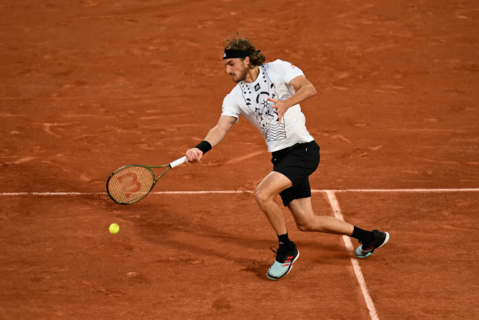 Stefanos Tsitsipas slammed for tweeting: "Your salary is the bribe they give you to forget your aspirations"